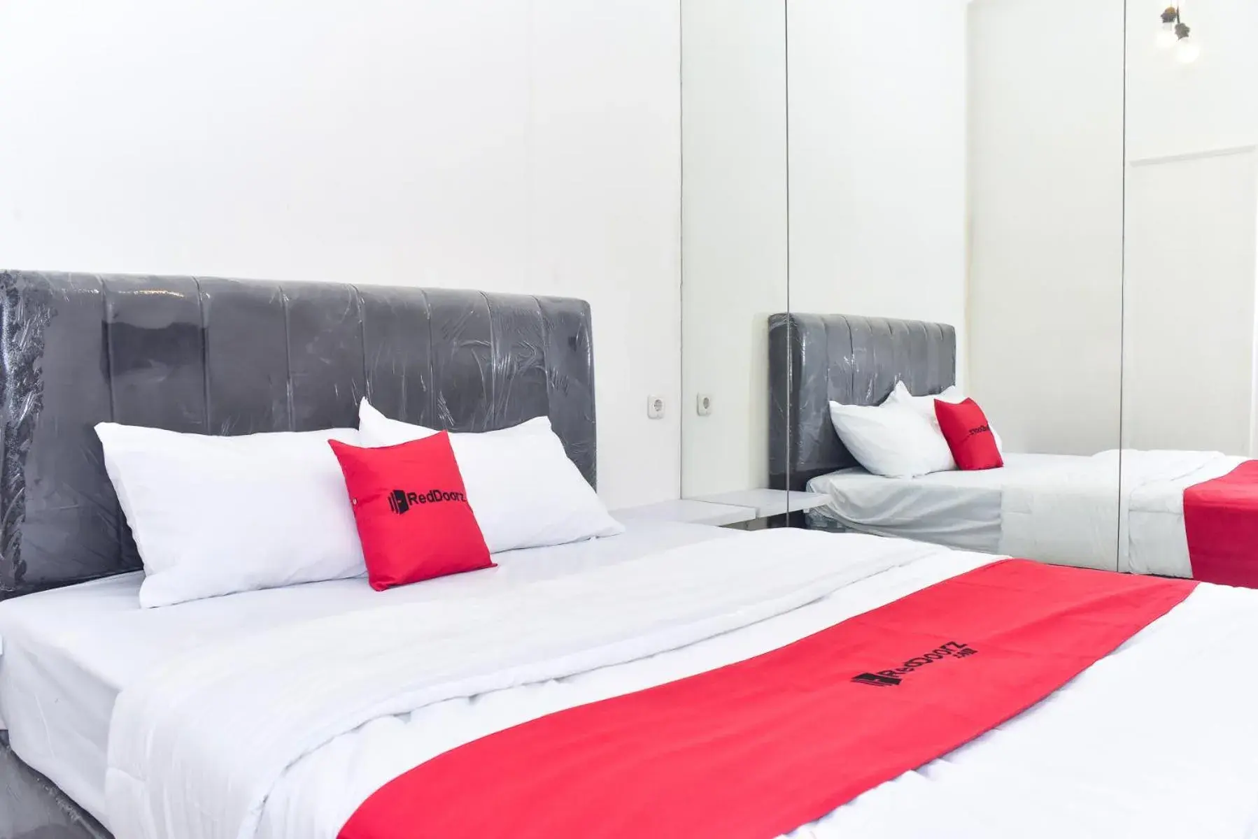 Bedroom, Bed in RedDoorz Plus @ Kemayoran Bedroom, Bed in RedDoorz Plus @ Kemayoran