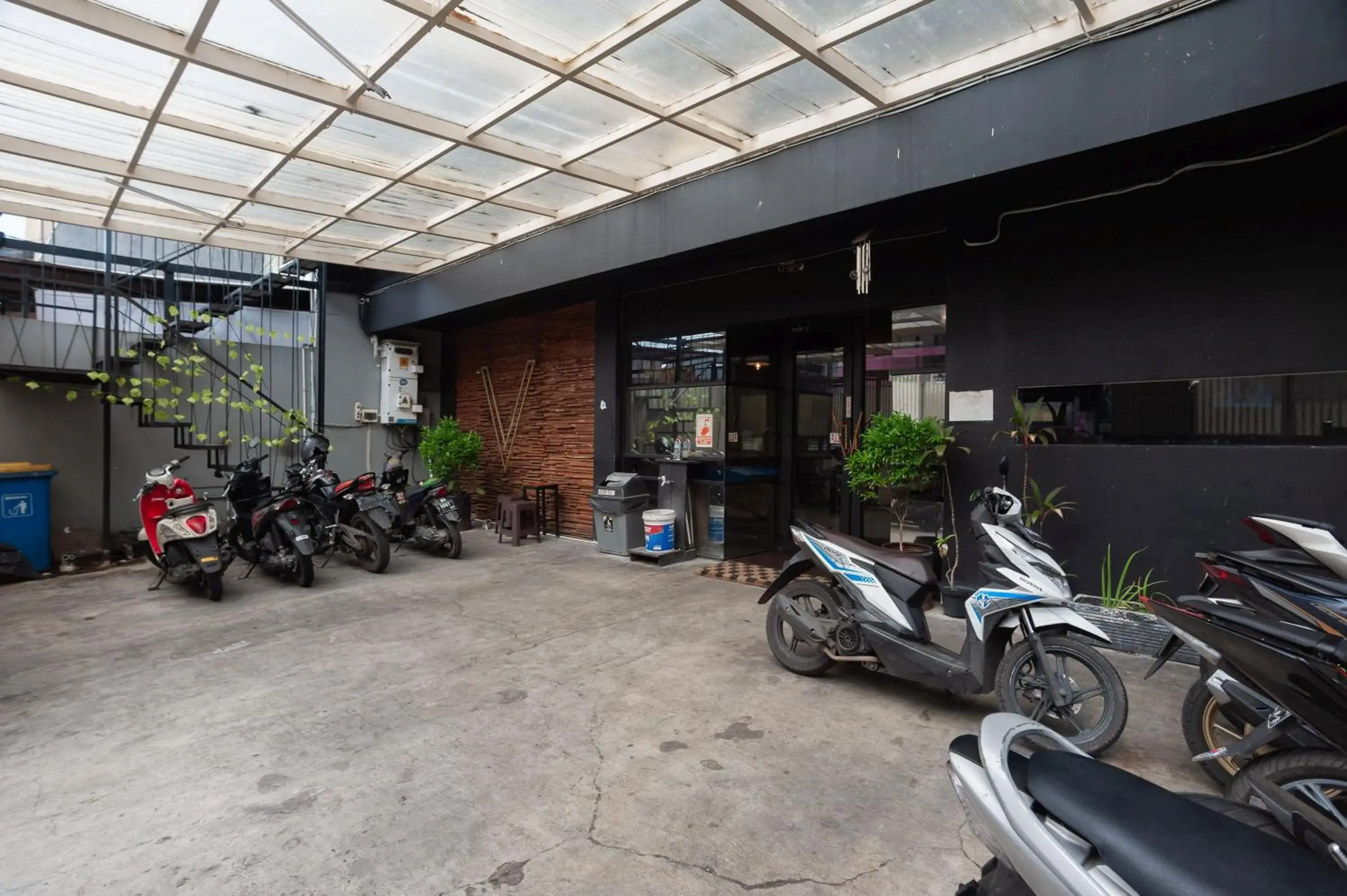 Property building in RedDoorz Plus @ Kemayoran Property building in RedDoorz Plus @ Kemayoran