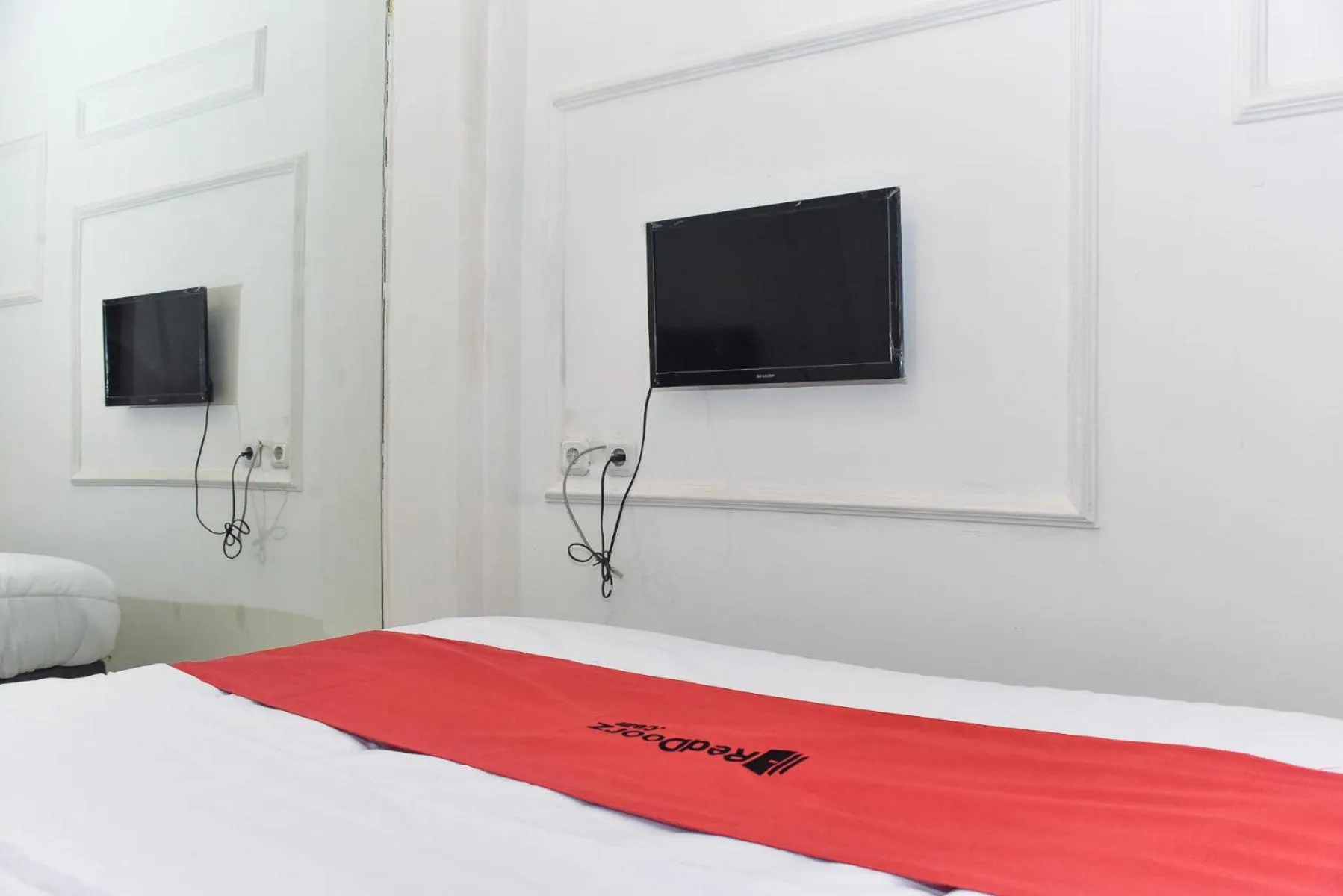 Bedroom, Bed in RedDoorz Plus @ Kemayoran