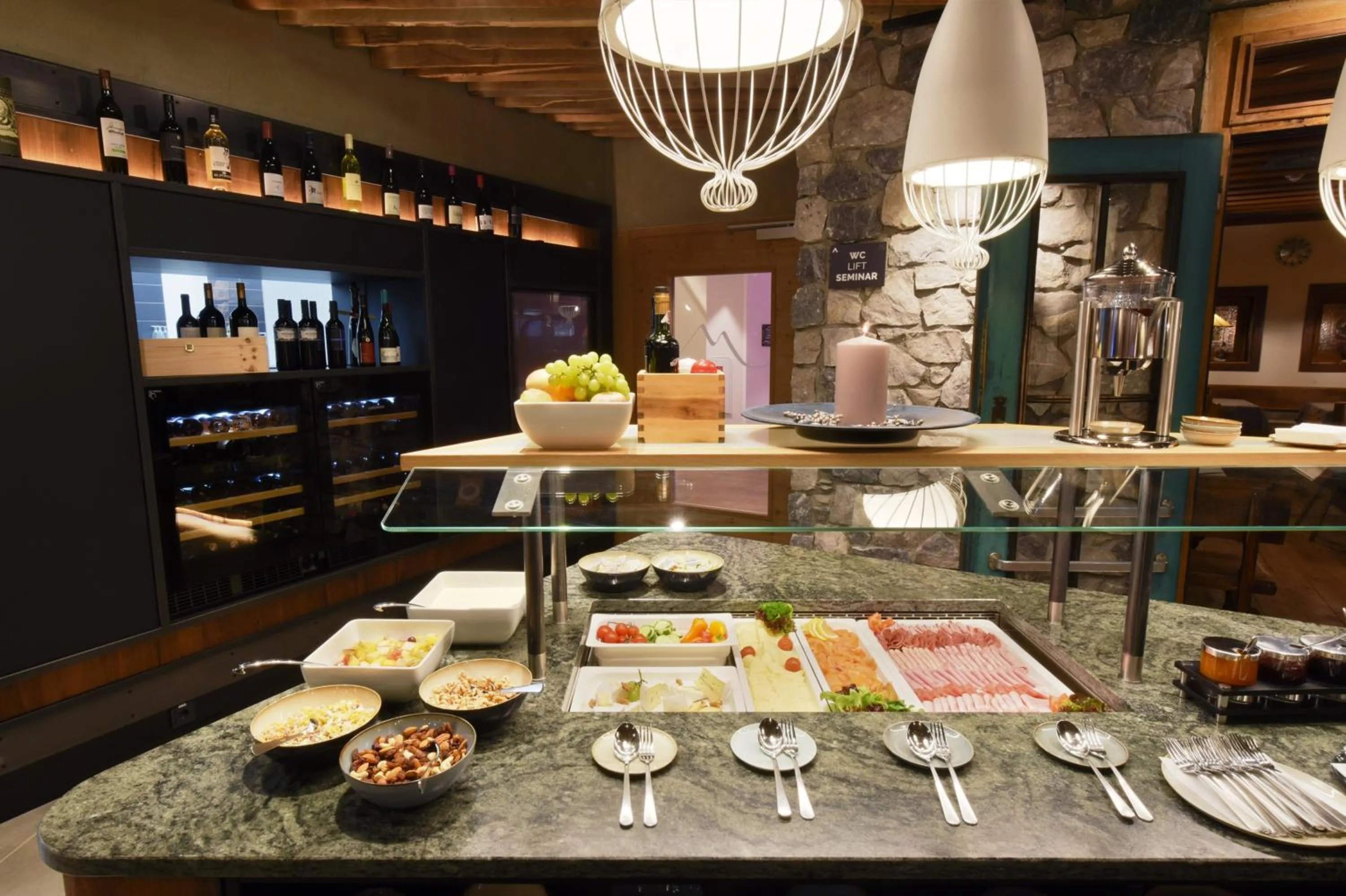 Buffet breakfast in Venediger Lodge