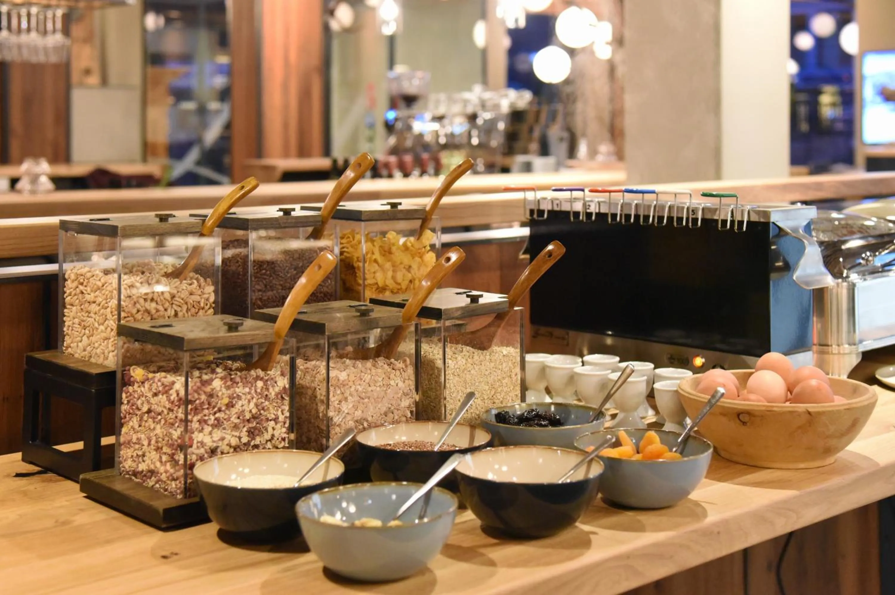 Buffet breakfast in Venediger Lodge