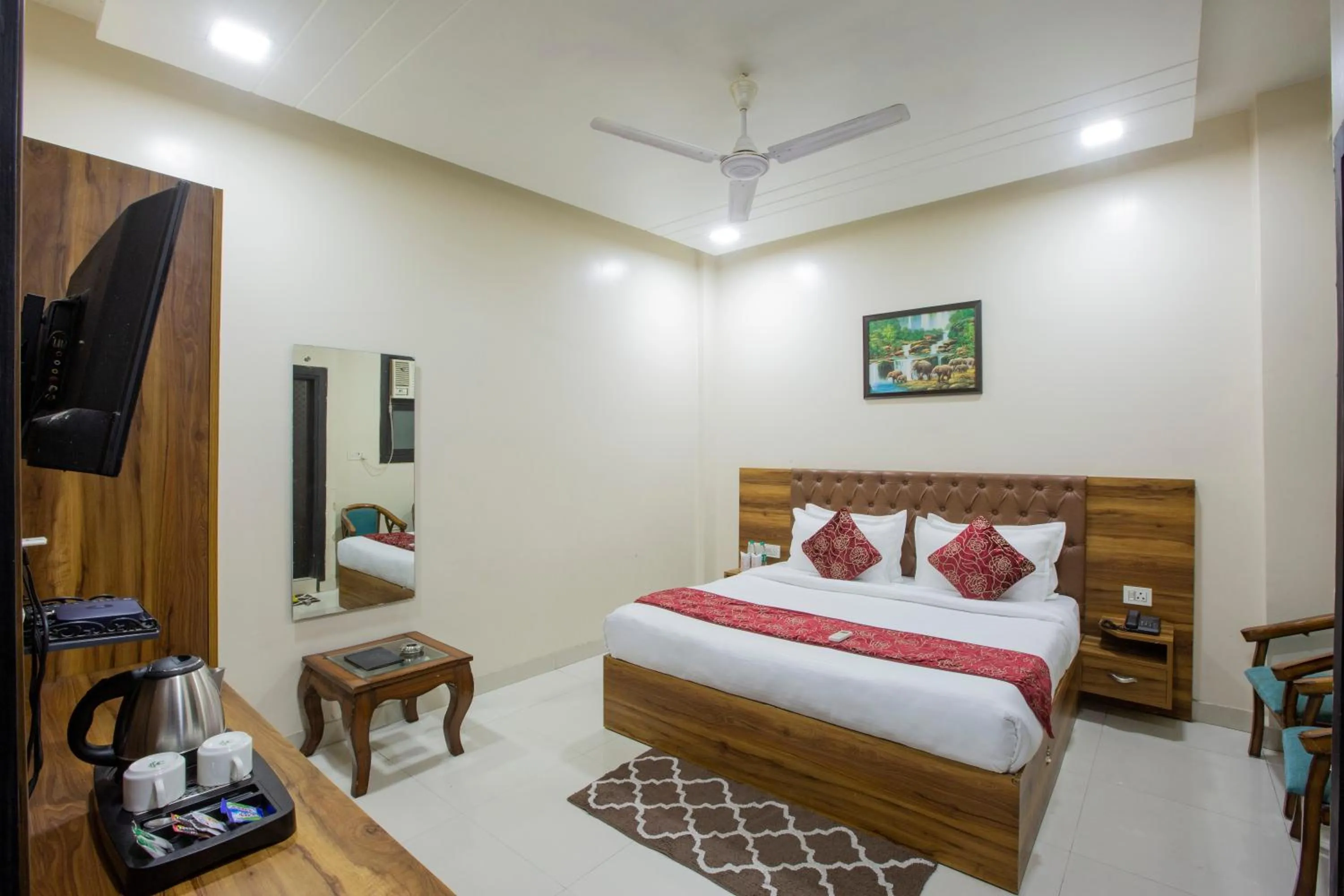 Communal lounge/ TV room in Hotel Nysha Palace Near IGI Airport