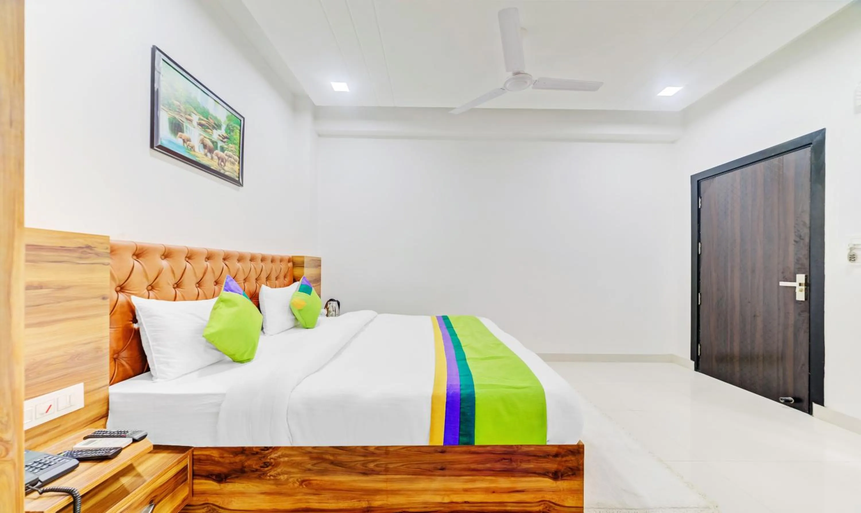 Bed in Hotel Nysha Palace Near IGI Airport