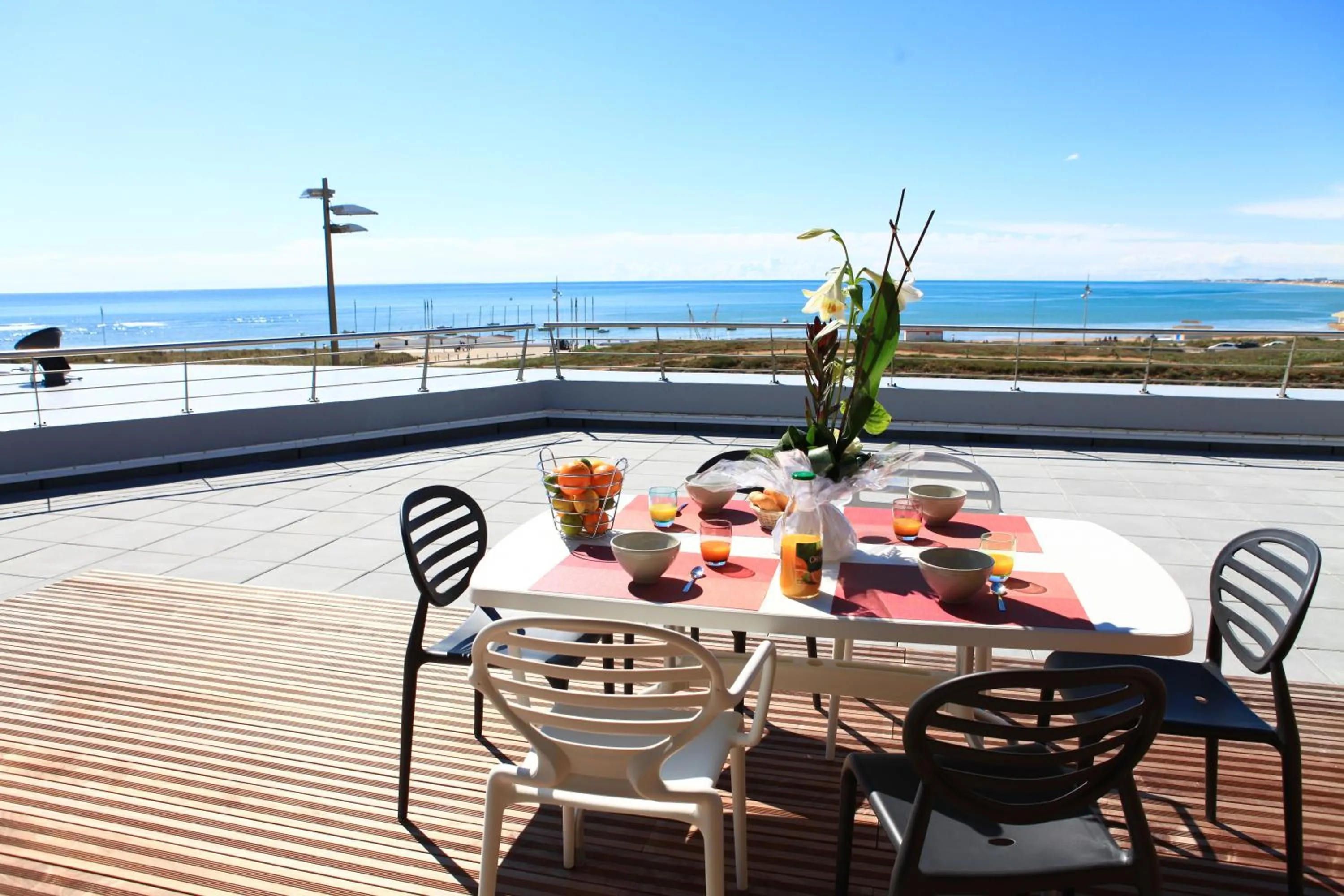 Three-Bedroom Apartment with Sea View in Les Terrasses de l'Océan