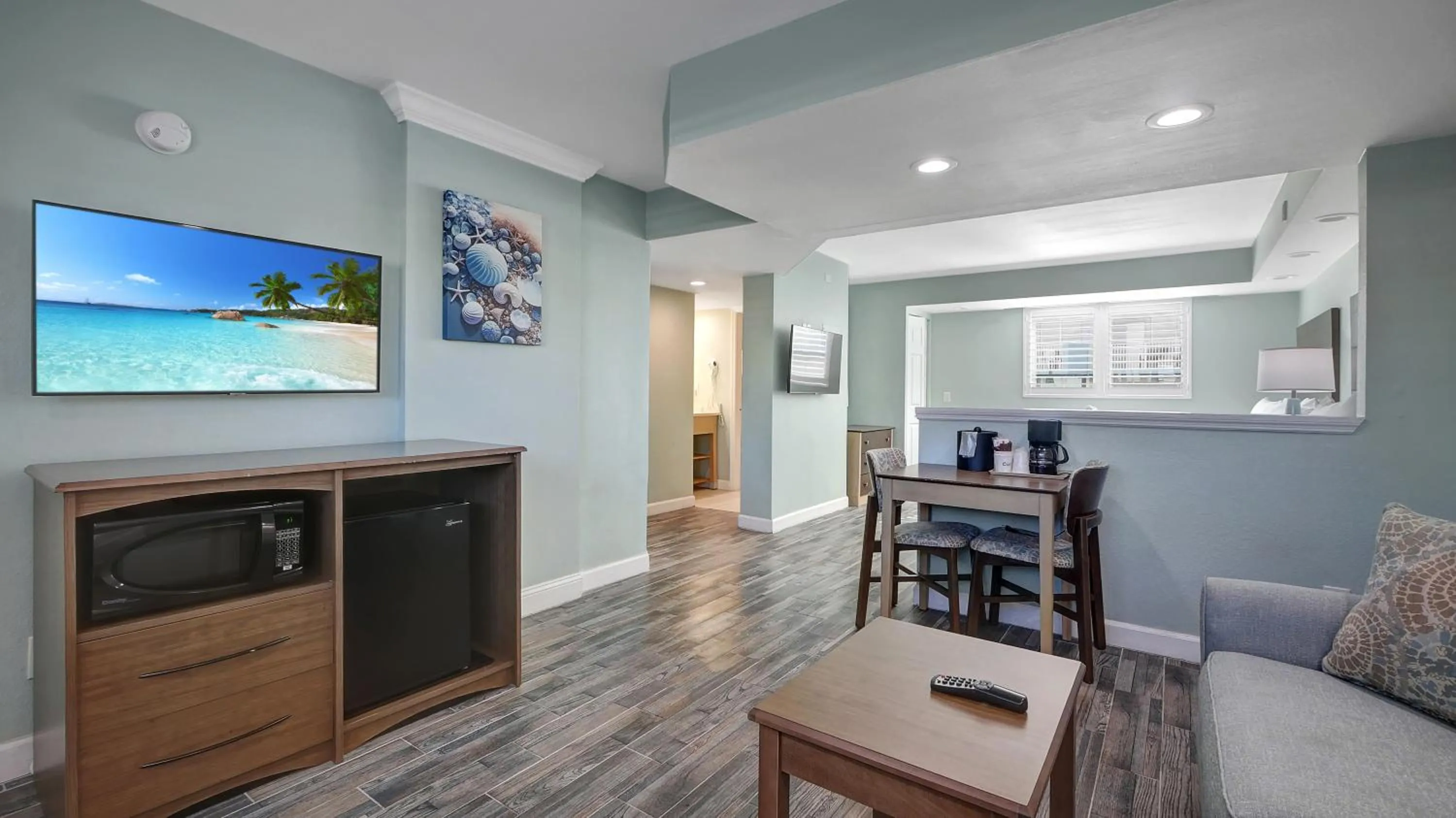 TV and multimedia in Boardwalk Inn and Suites