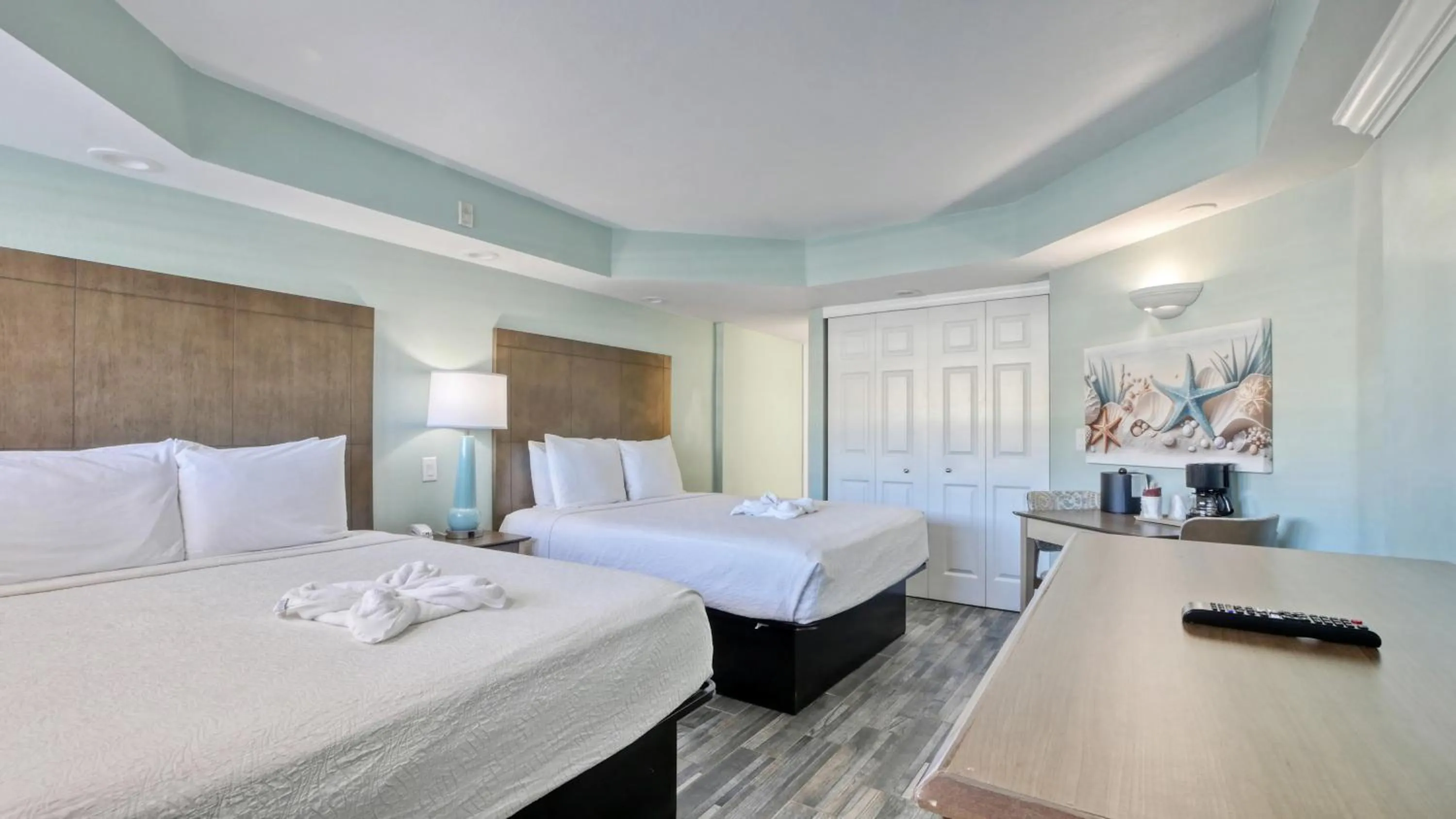 TV and multimedia, Bed in Boardwalk Inn and Suites
