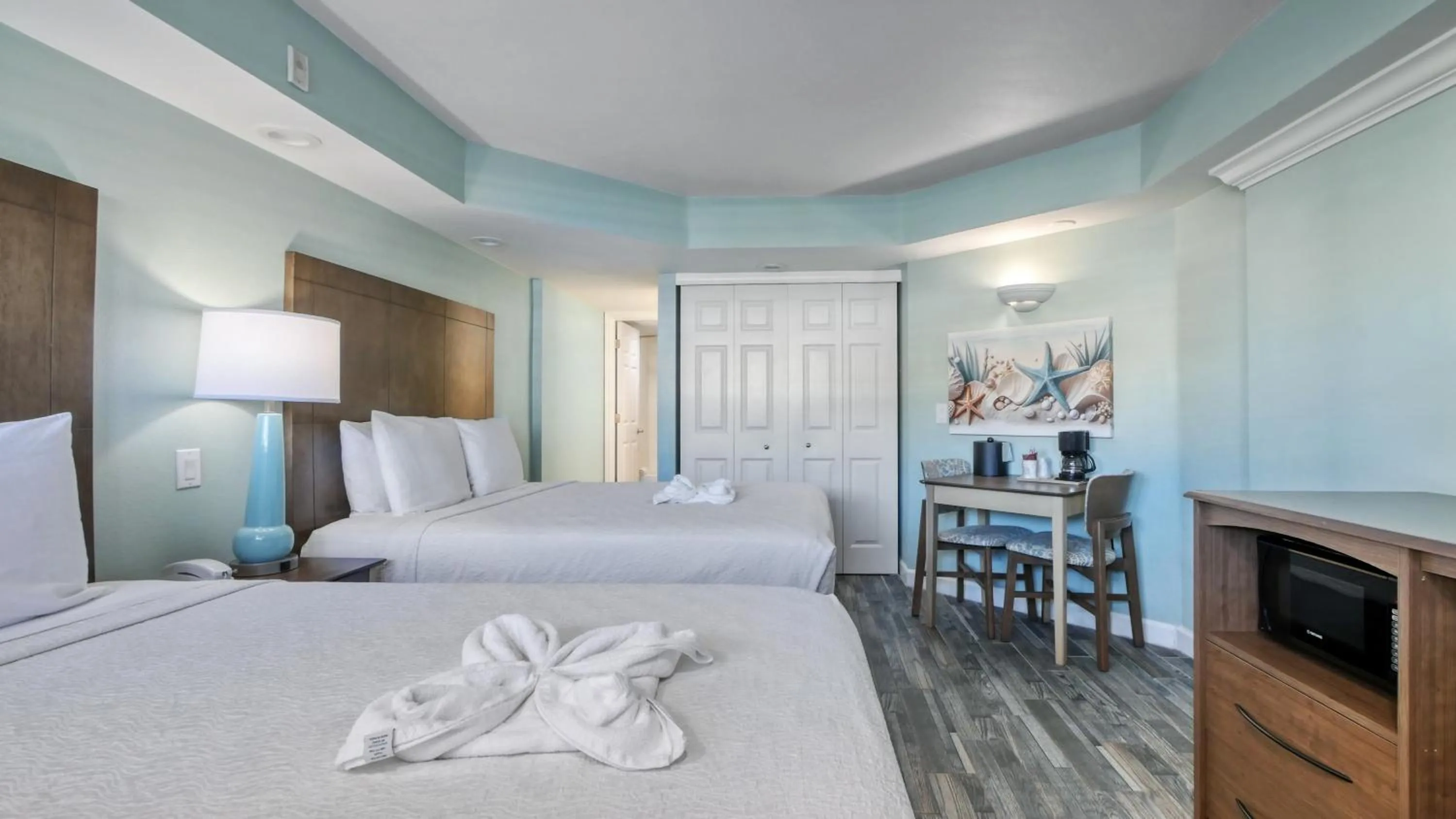 TV and multimedia, Bed in Boardwalk Inn and Suites