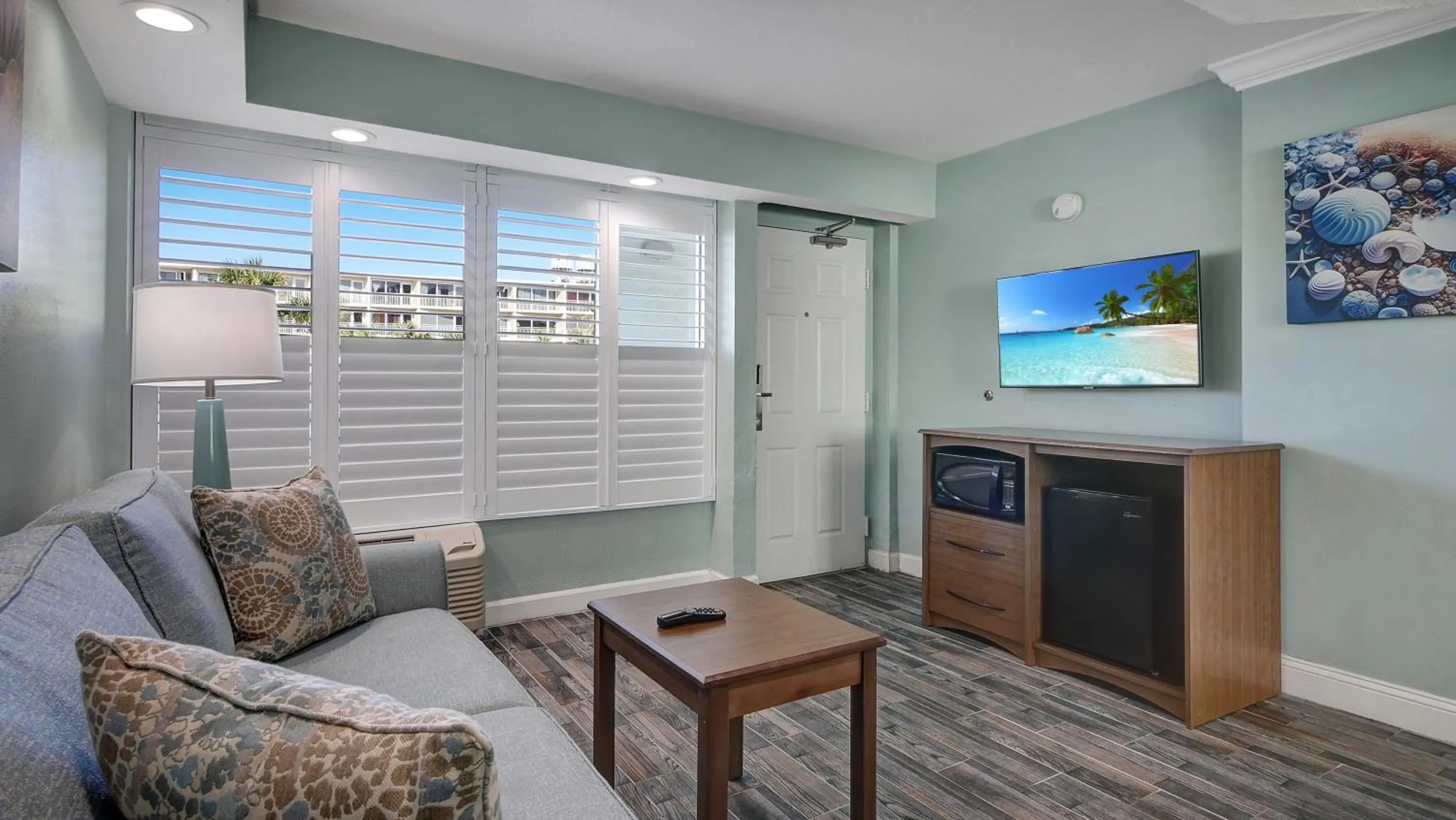 TV and multimedia in Boardwalk Inn and Suites