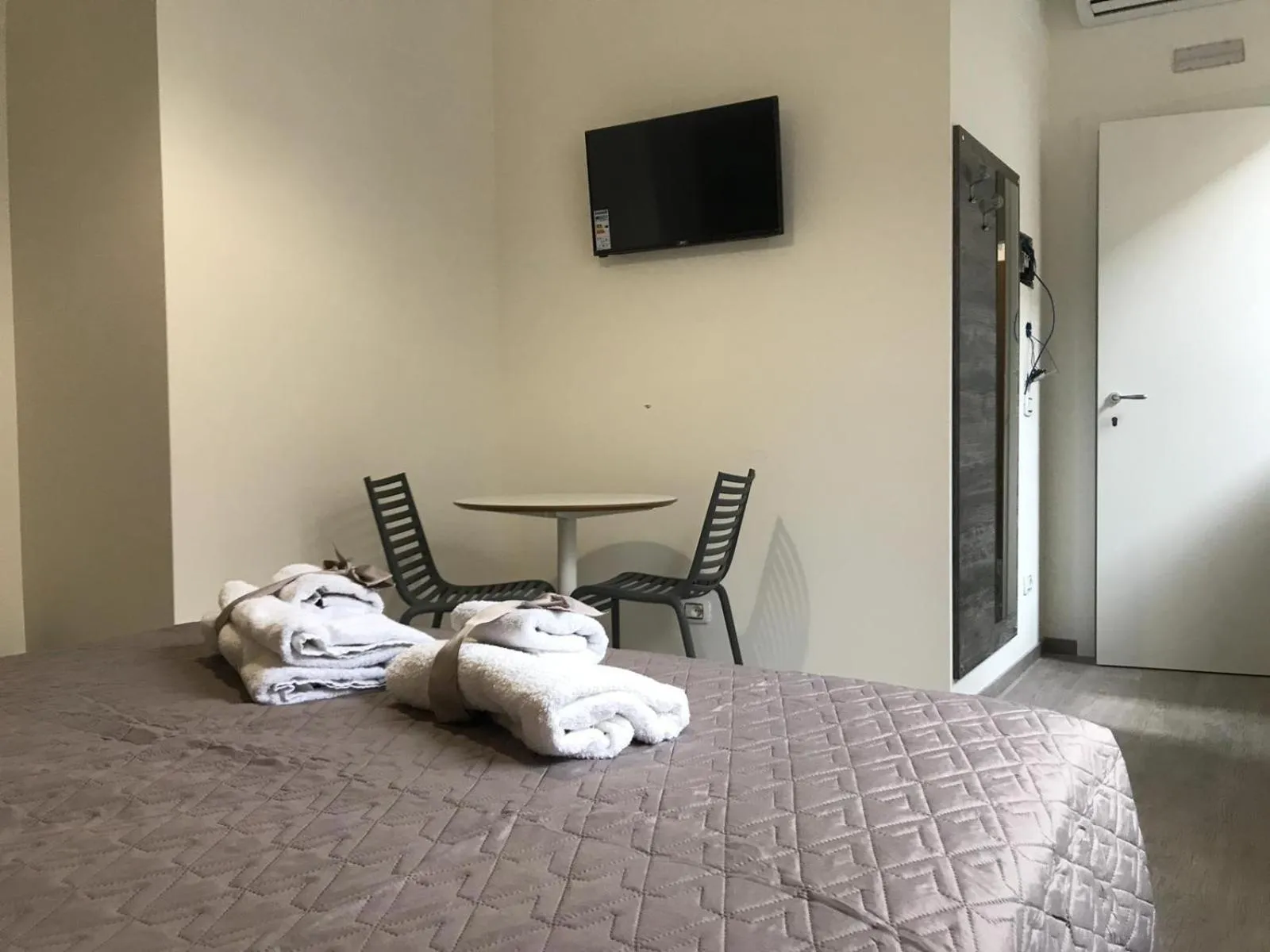 Photo of the whole room, Bed in BorgoNove