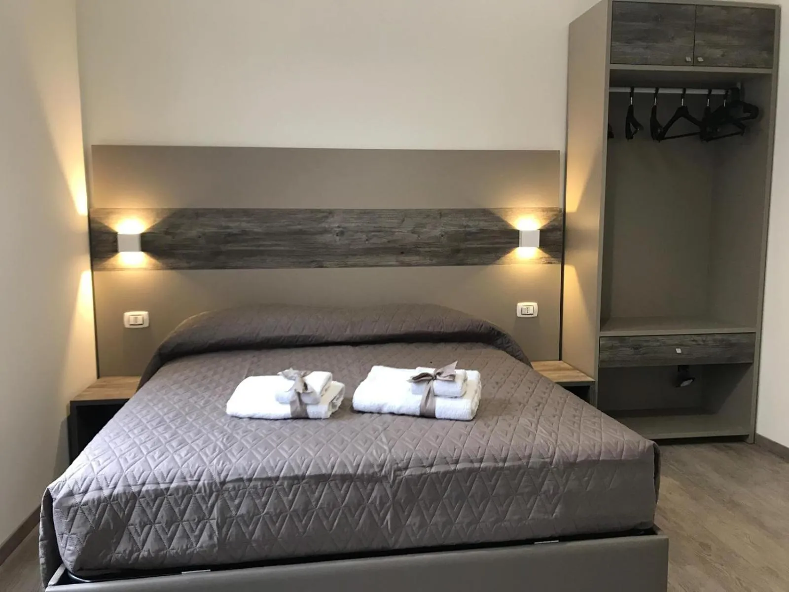 Photo of the whole room, Bed in BorgoNove