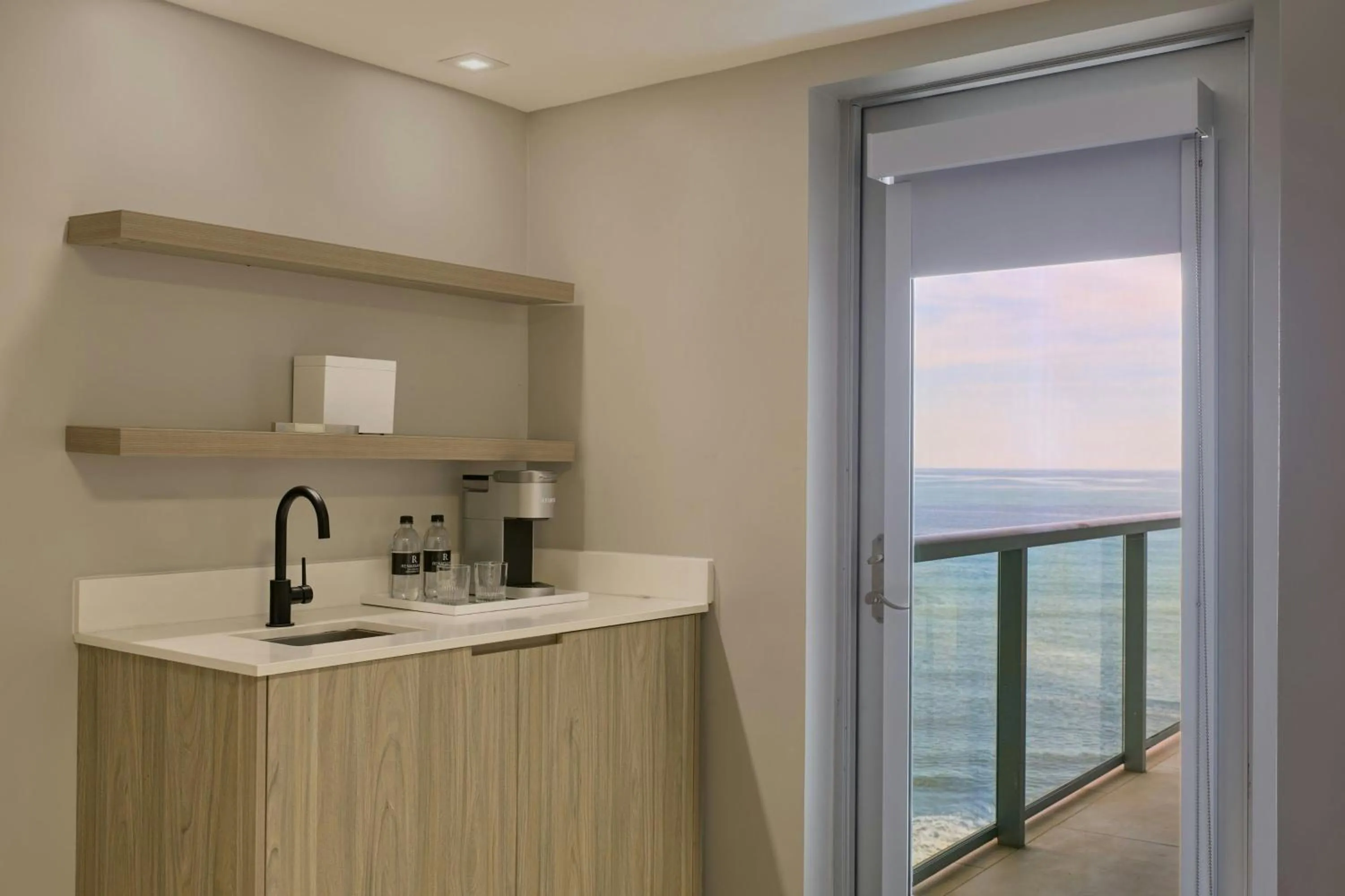 Lounge or bar in Renaissance Daytona Beach Oceanfront Hotel