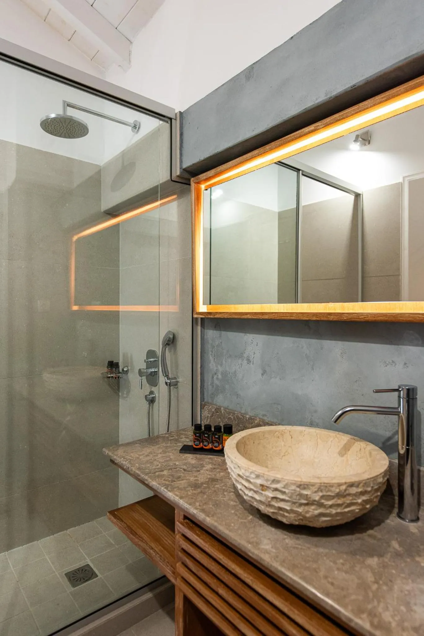 Shower in The Mini Beach Hotel