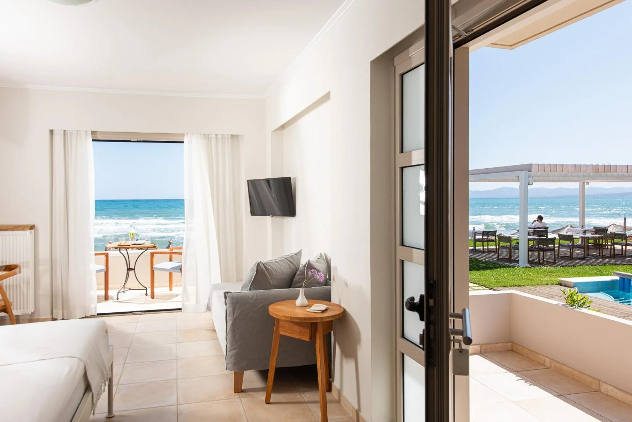 Photo of the whole room in The Mini Beach Hotel