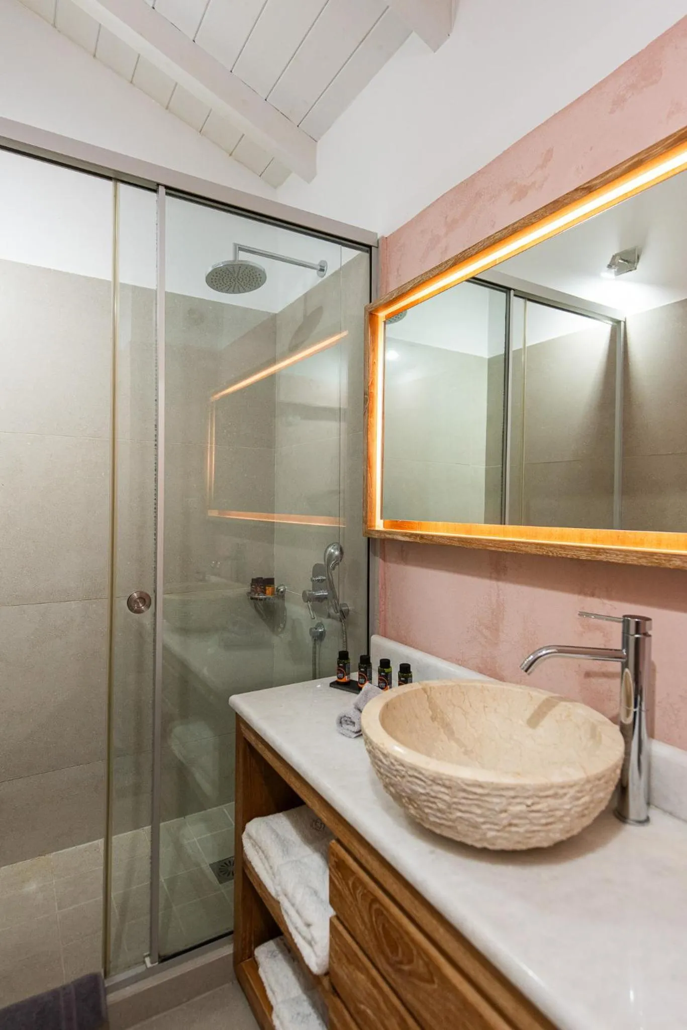 Bathroom in The Mini Beach Hotel