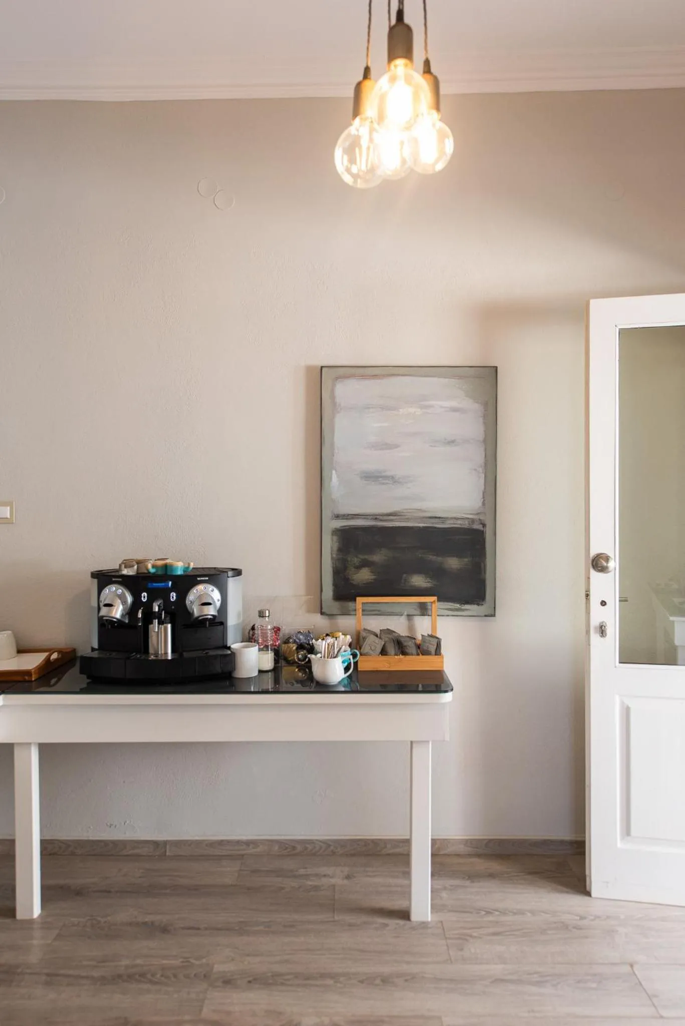 Coffee/tea facilities in The Mini Beach Hotel