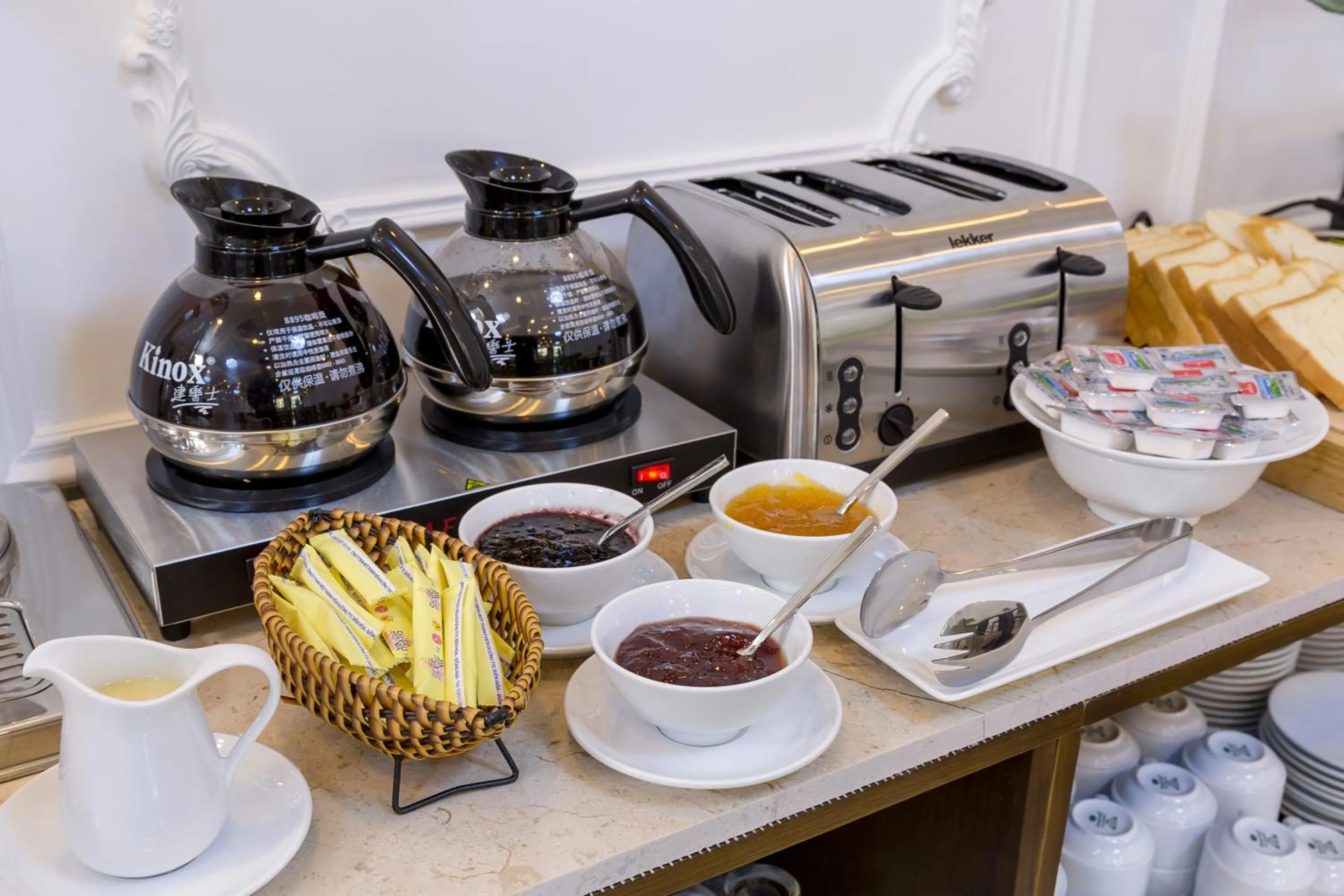 Restaurant/places to eat in Roliva Hotel & Apartment Danang