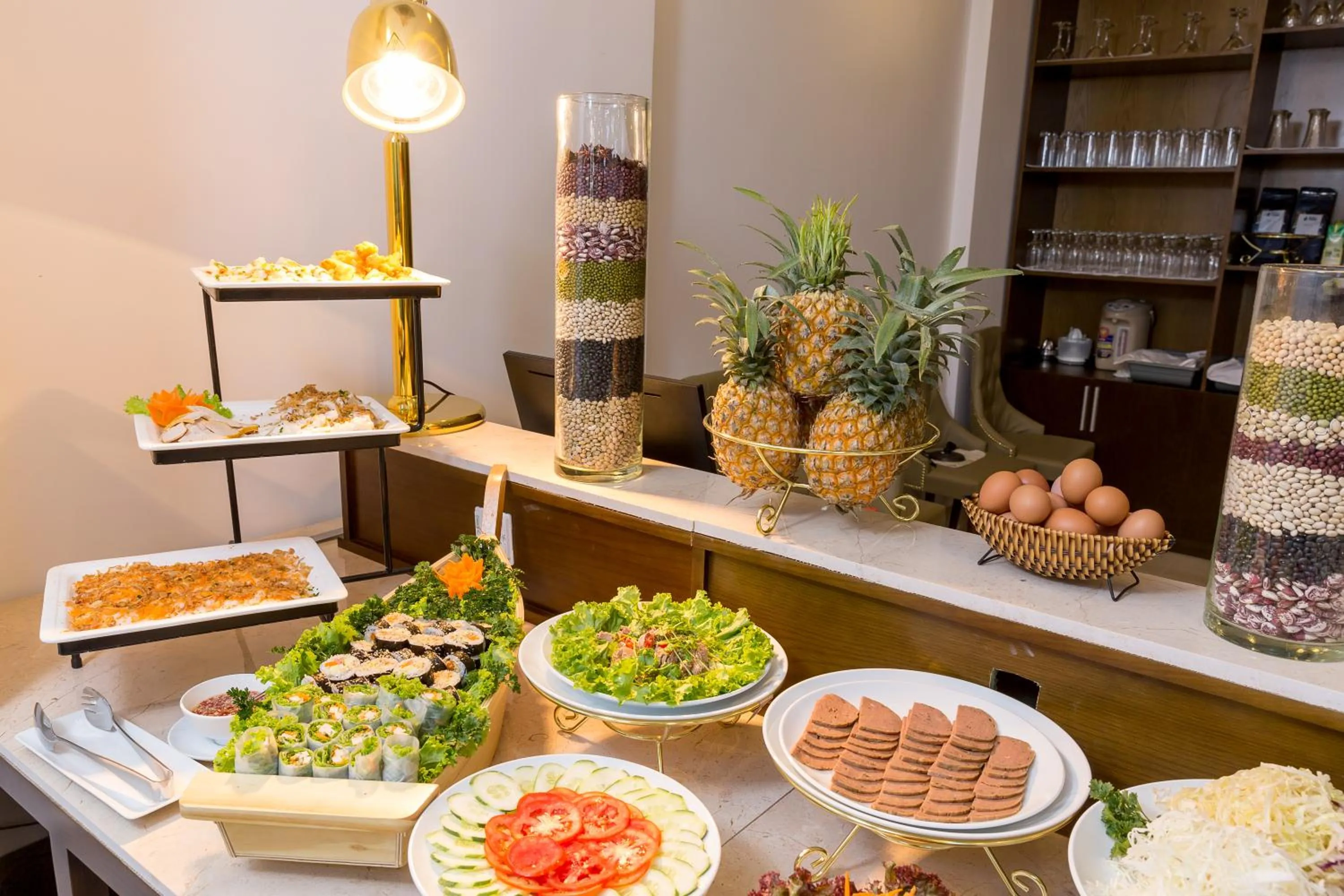 Restaurant/places to eat in Roliva Hotel & Apartment Danang