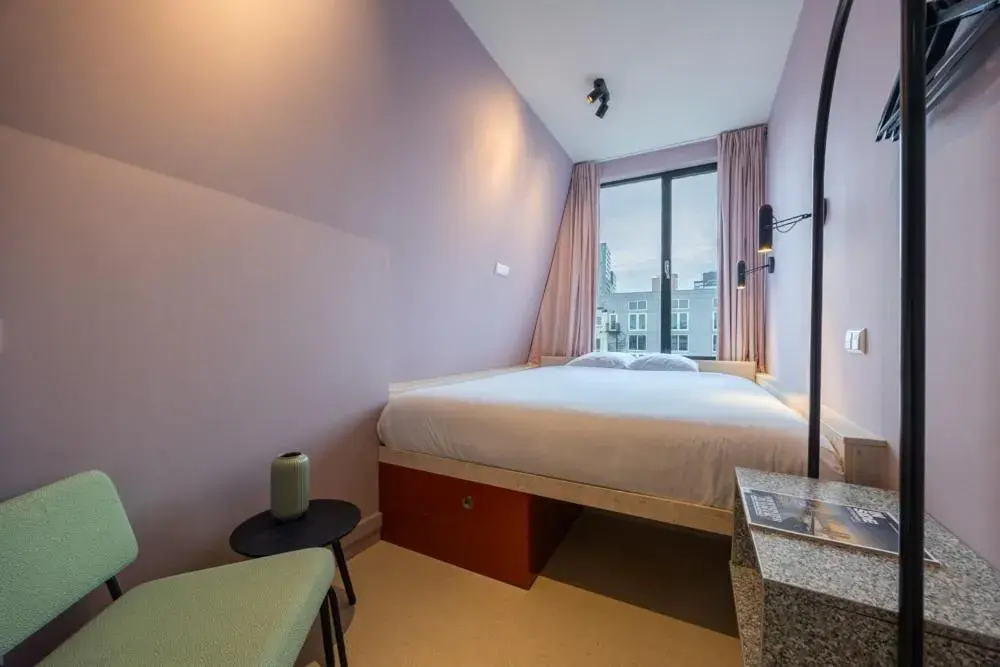 Bed in hotel emma next Bed in hotel emma next