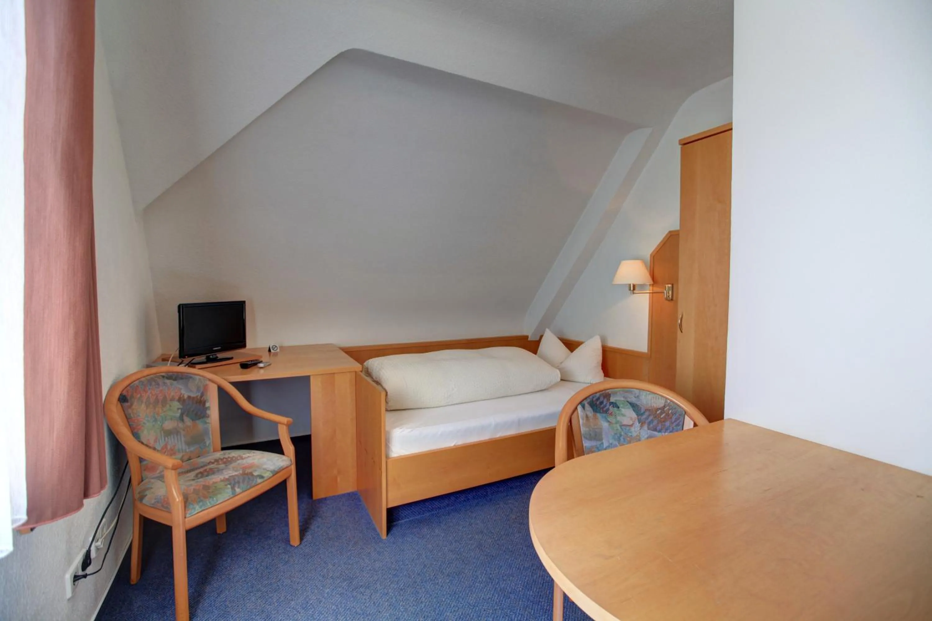 Bedroom, Bed in Gasthaus zum Hirschen