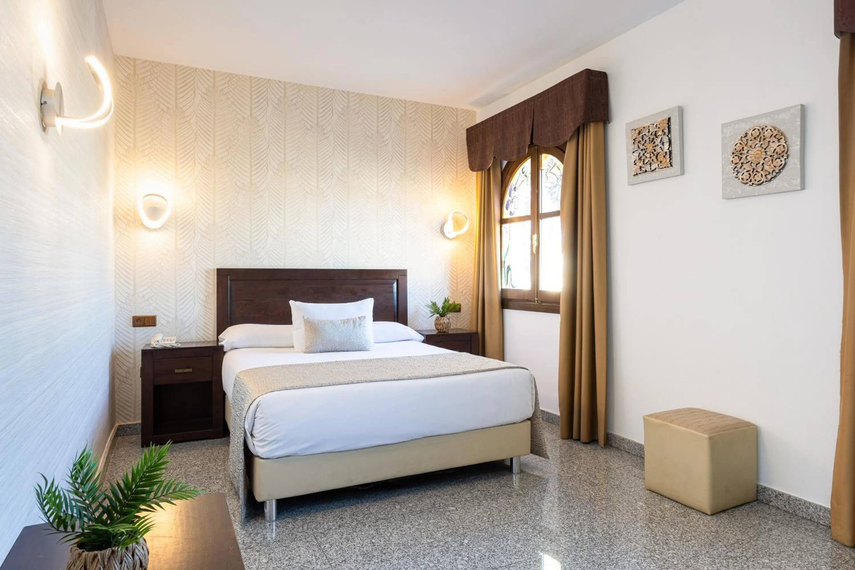 Bedroom, Bed in Hotel Plaza Del Castillo