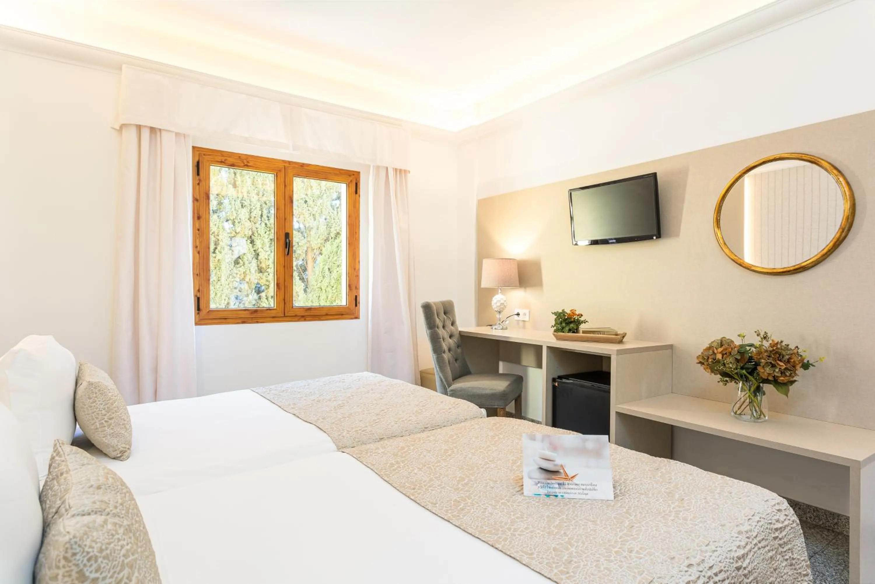 Bedroom, Bed in Hotel Plaza Del Castillo