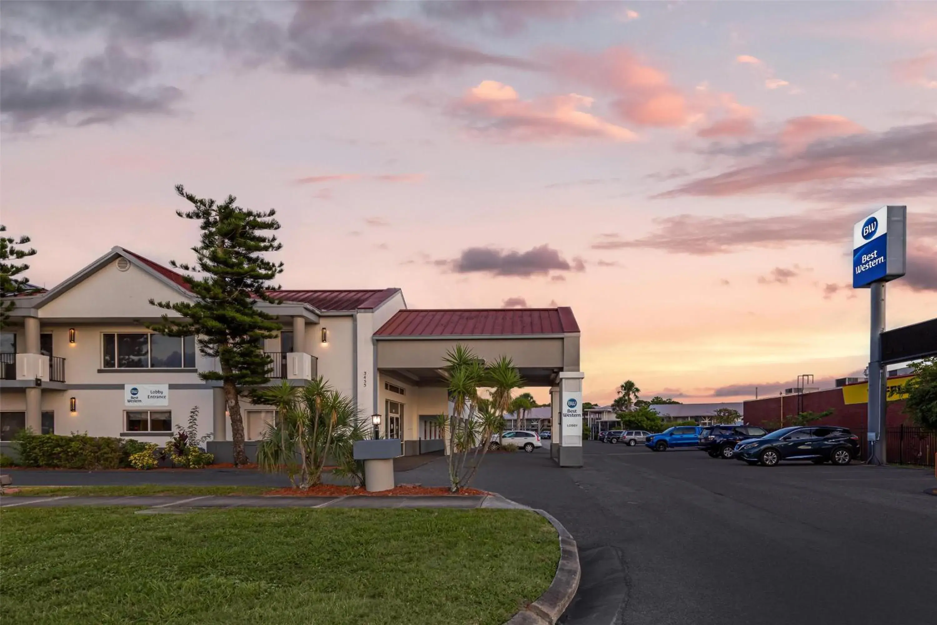 Property building in Best Western Space Shuttle Inn Property building in Best Western Space Shuttle Inn