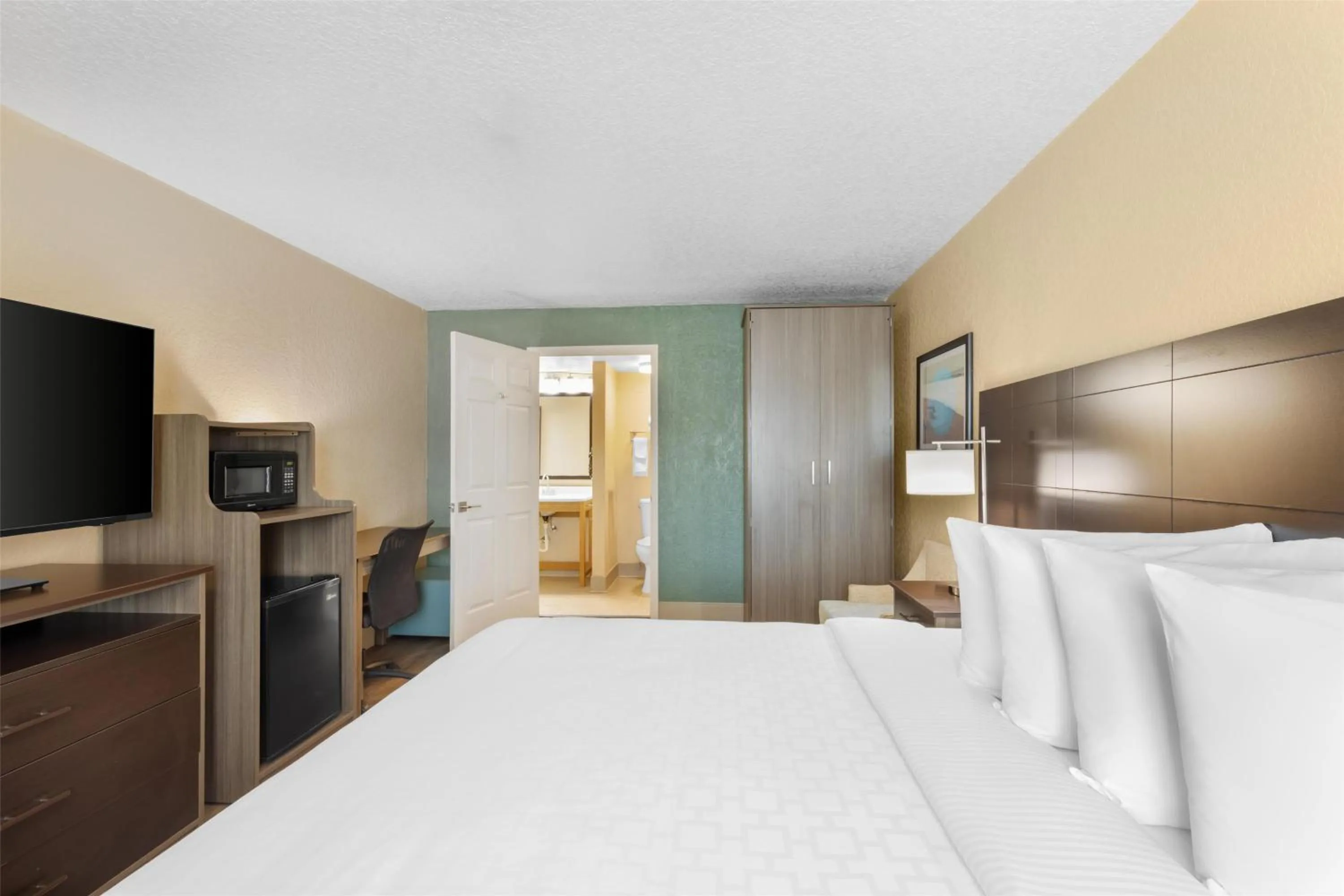 Bedroom, Bed in Best Western Space Shuttle Inn