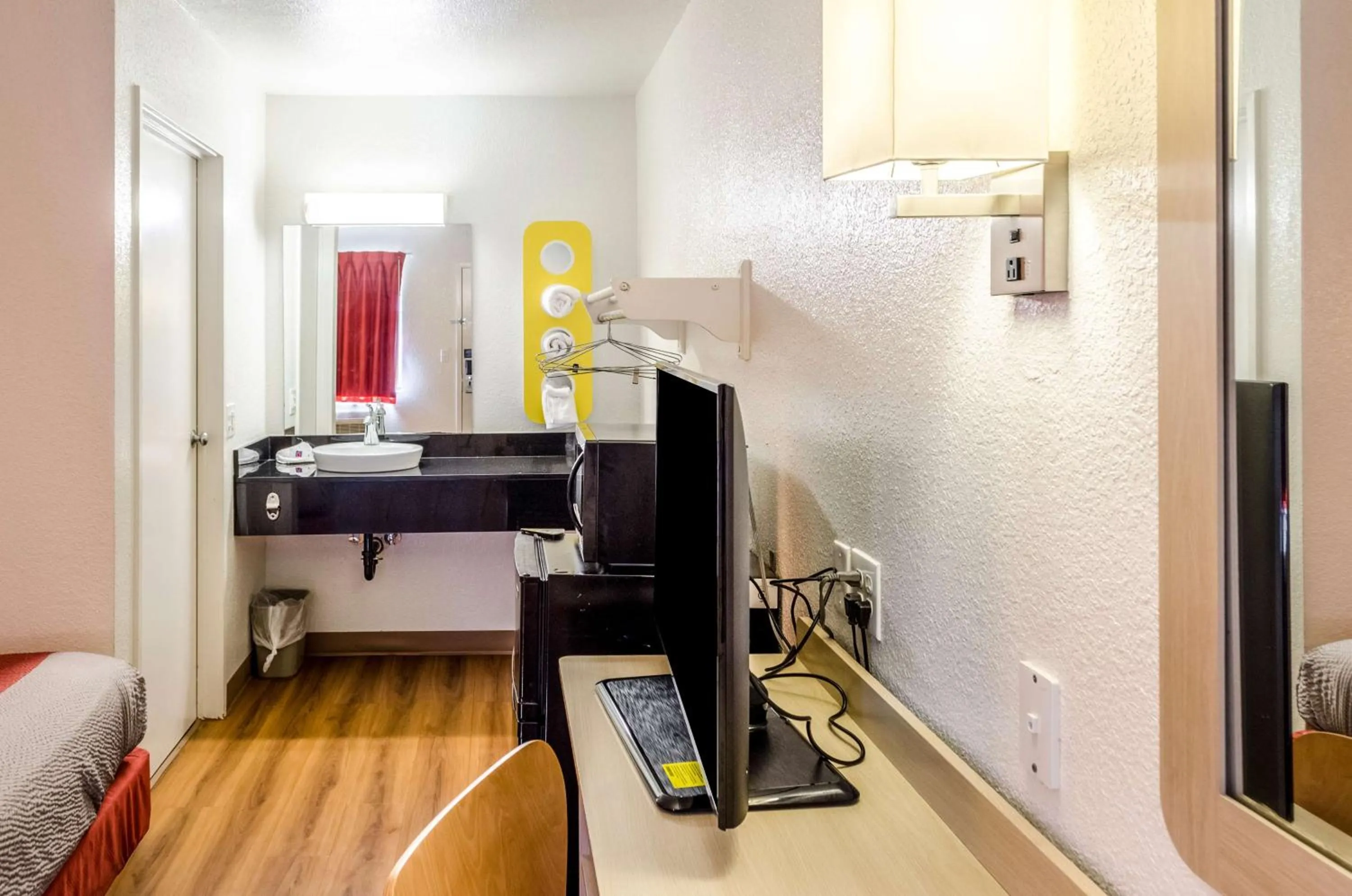 Bathroom, Bed in North Charleston Lodge