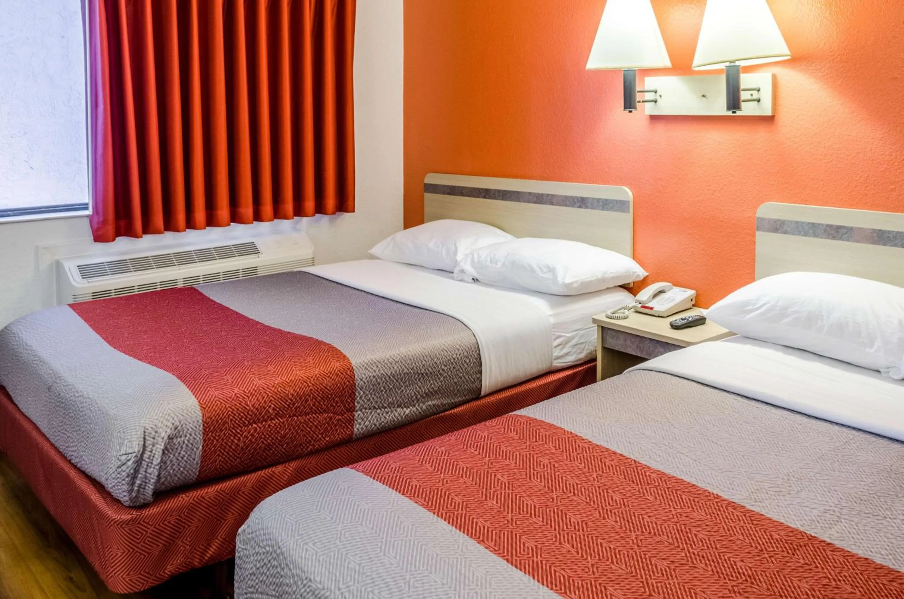 Bedroom, Bed in North Charleston Lodge