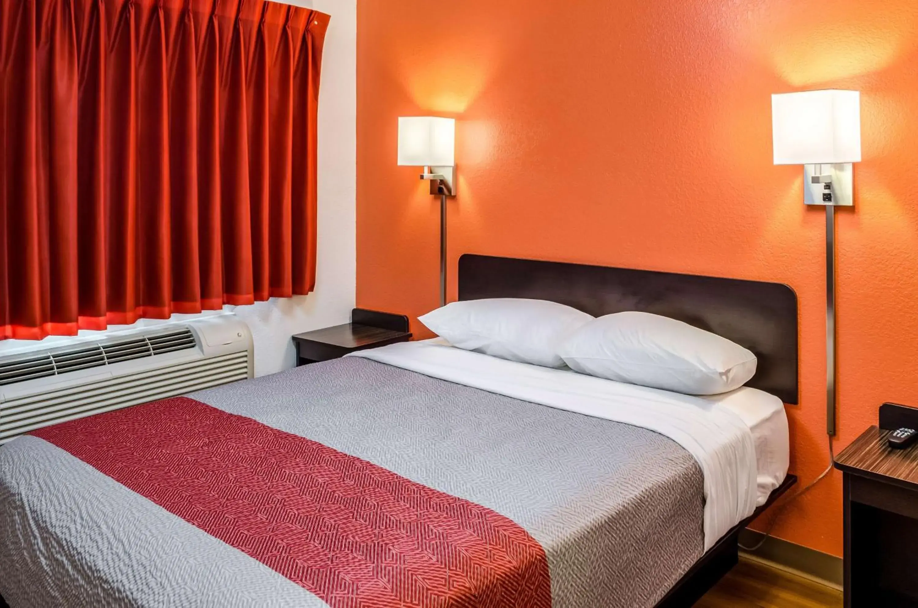 Bedroom, Bed in North Charleston Lodge Bedroom, Bed in North Charleston Lodge