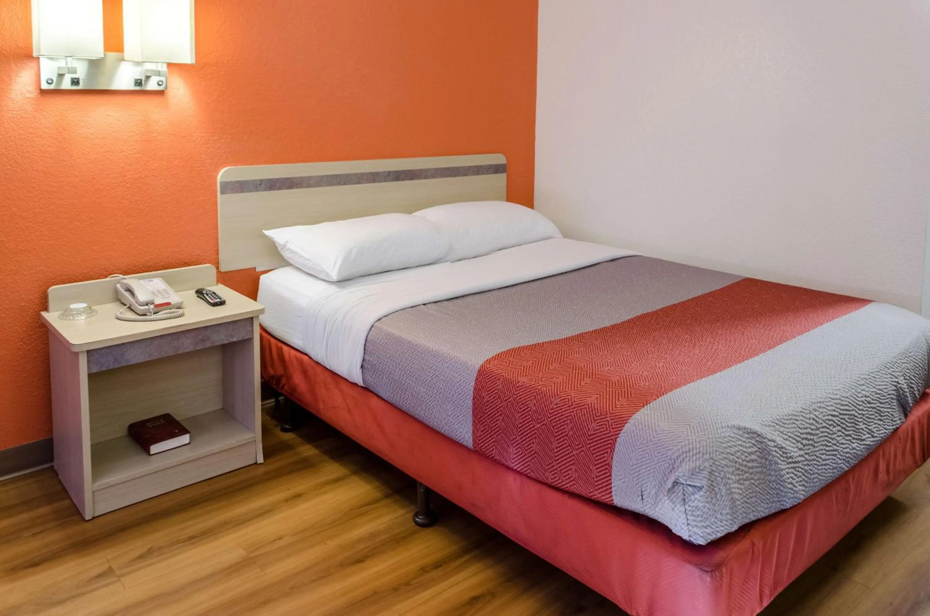 Bedroom, Bed in North Charleston Lodge