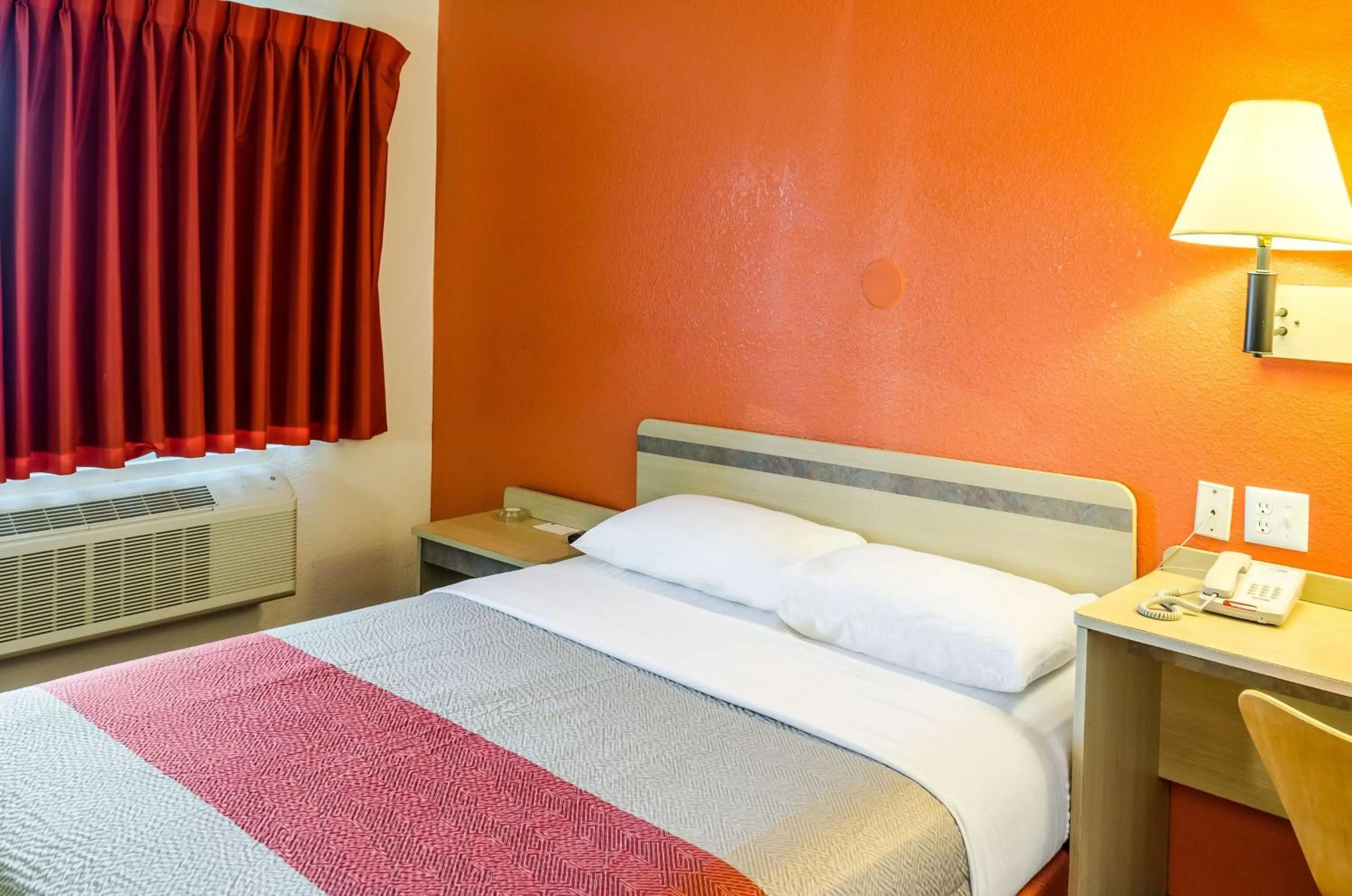 Bedroom, Bed in North Charleston Lodge