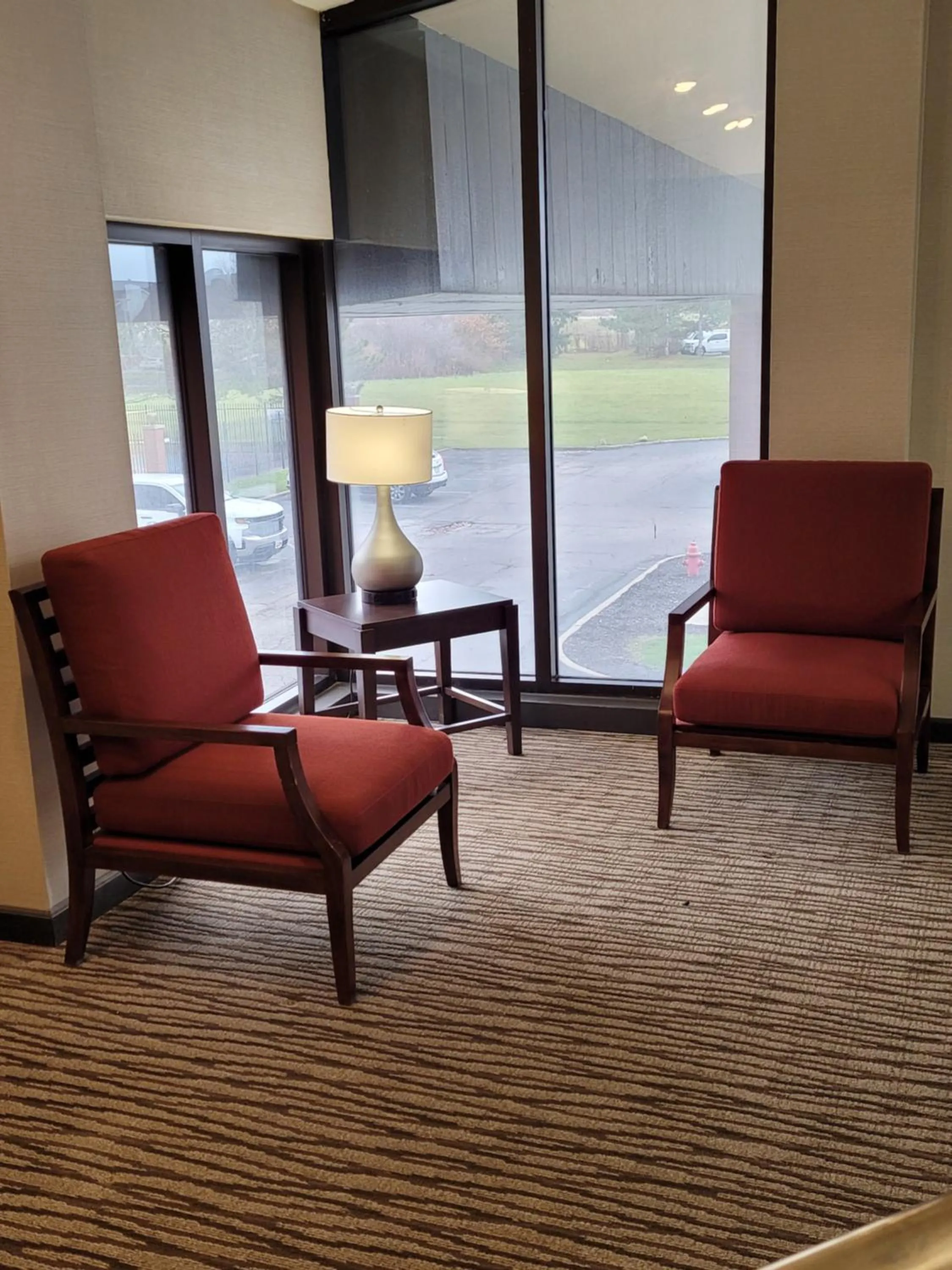 Seating area in Comfort Inn Cleveland Airport