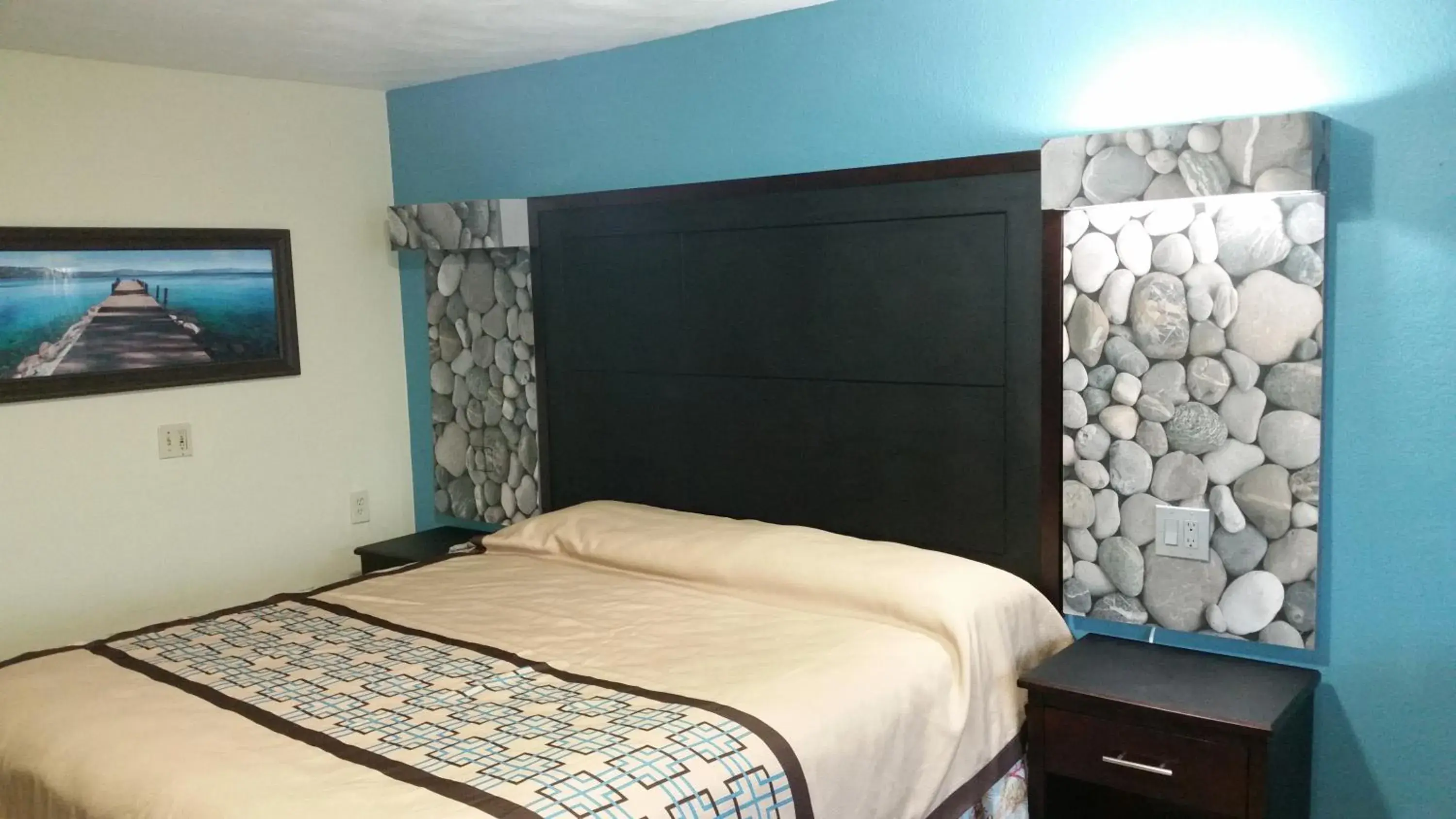 Street view, Bed in Driftwood Beach Motel Street view, Bed in Driftwood Beach Motel