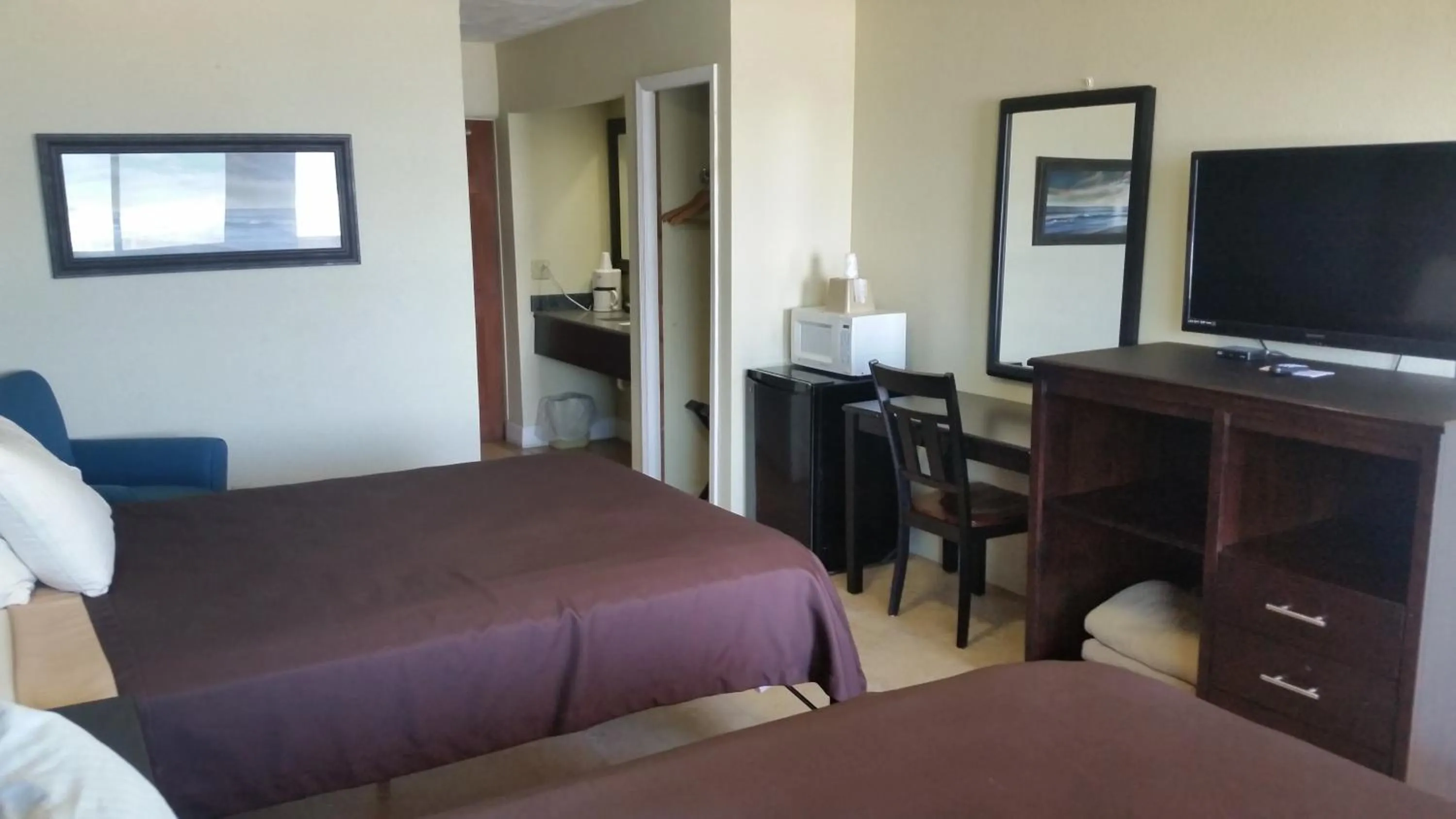 TV and multimedia, Bed in Driftwood Beach Motel