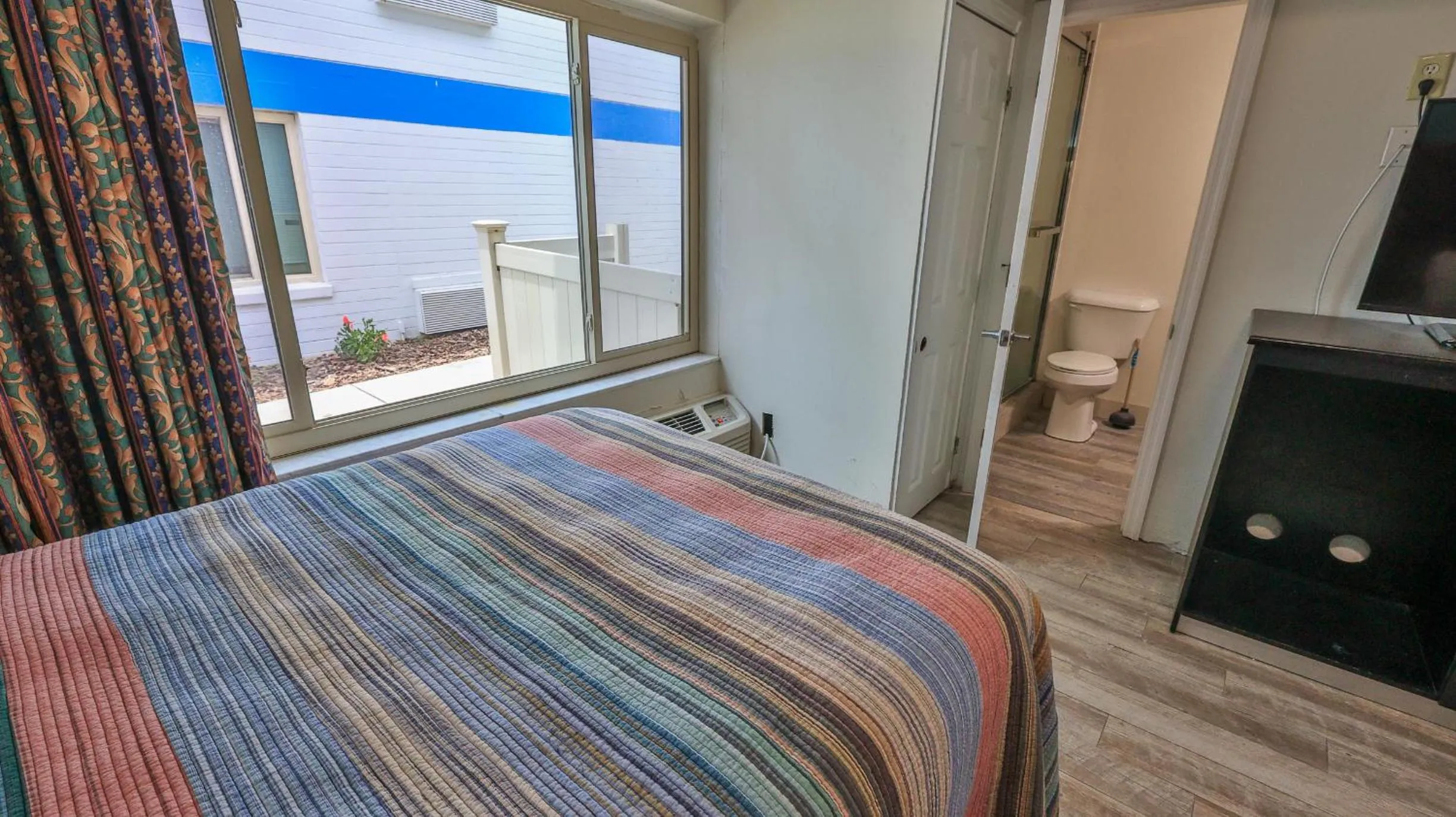 Bedroom, Bed in Driftwood Beach Motel