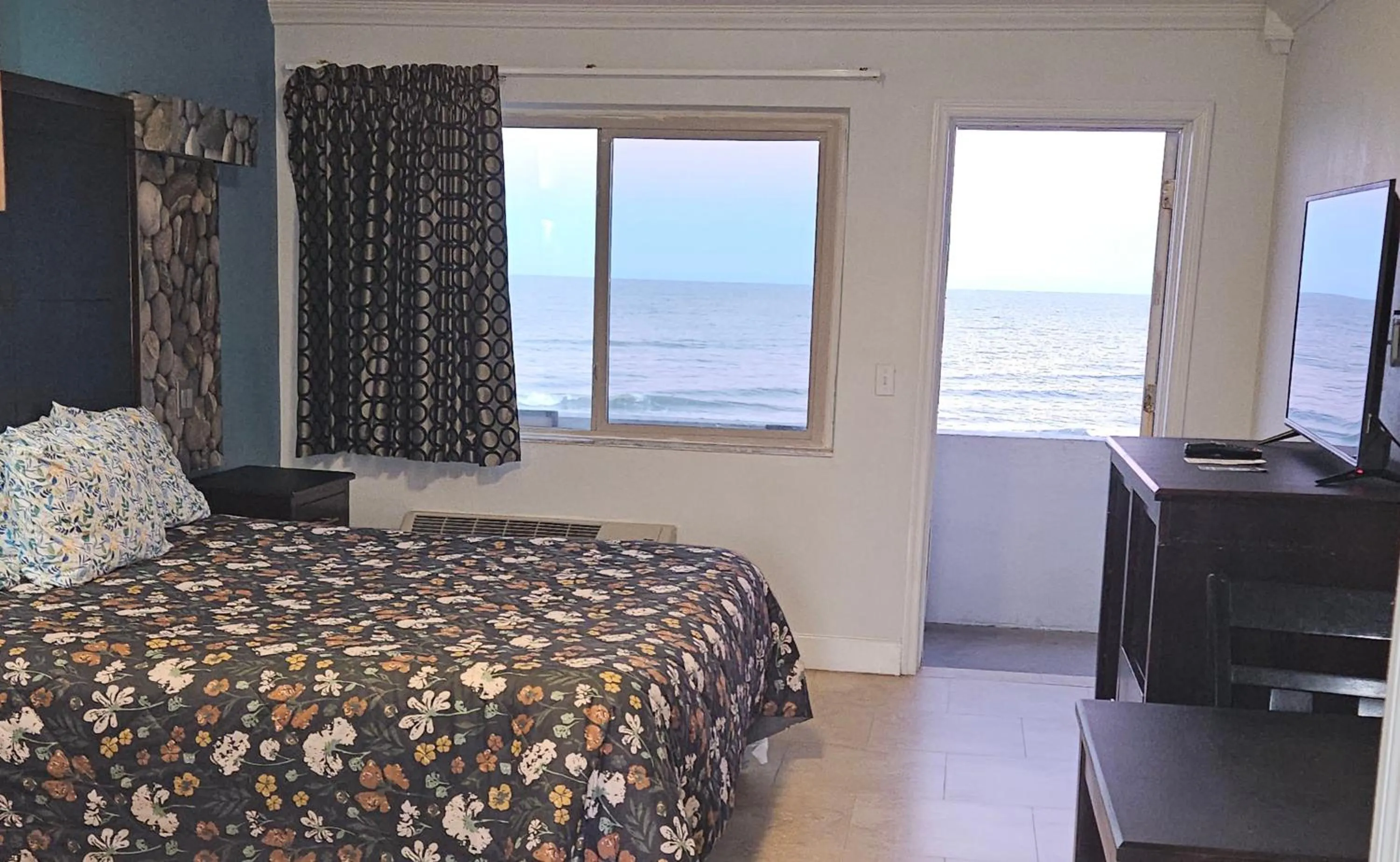 Photo of the whole room, Bed in Driftwood Beach Motel