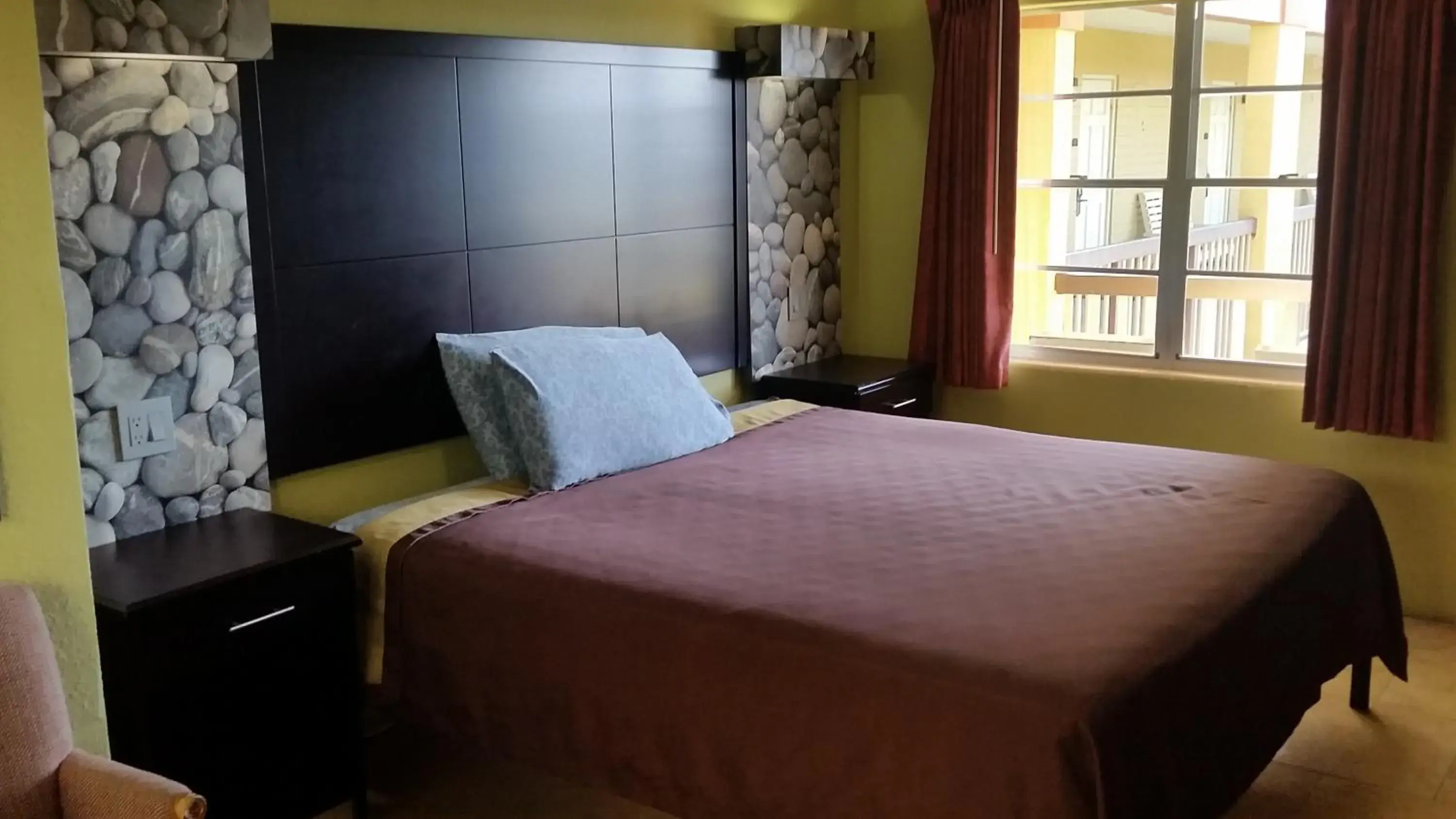 Street view, Bed in Driftwood Beach Motel Street view, Bed in Driftwood Beach Motel