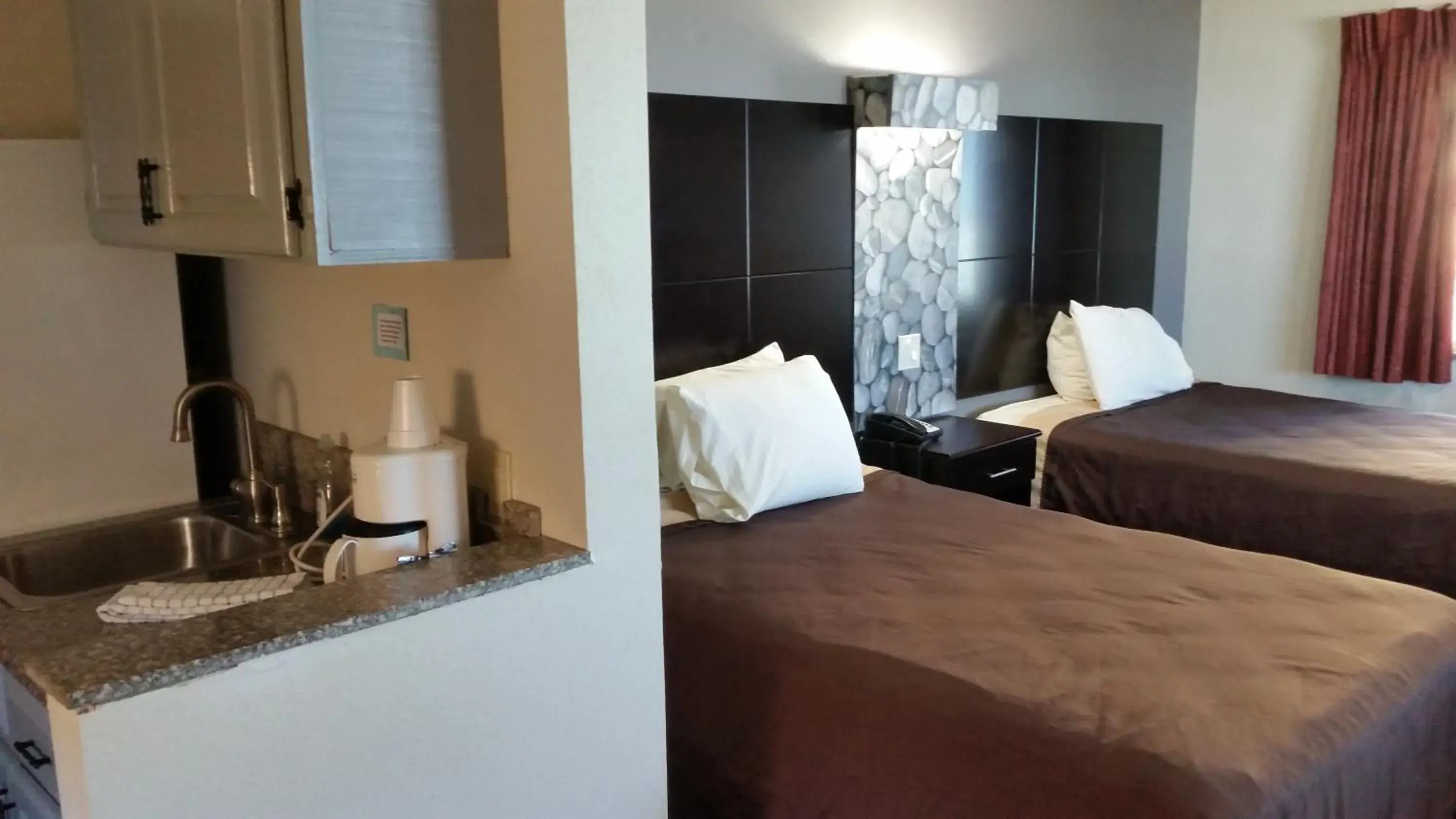 Kitchen or kitchenette, Bed in Driftwood Beach Motel Kitchen or kitchenette, Bed in Driftwood Beach Motel