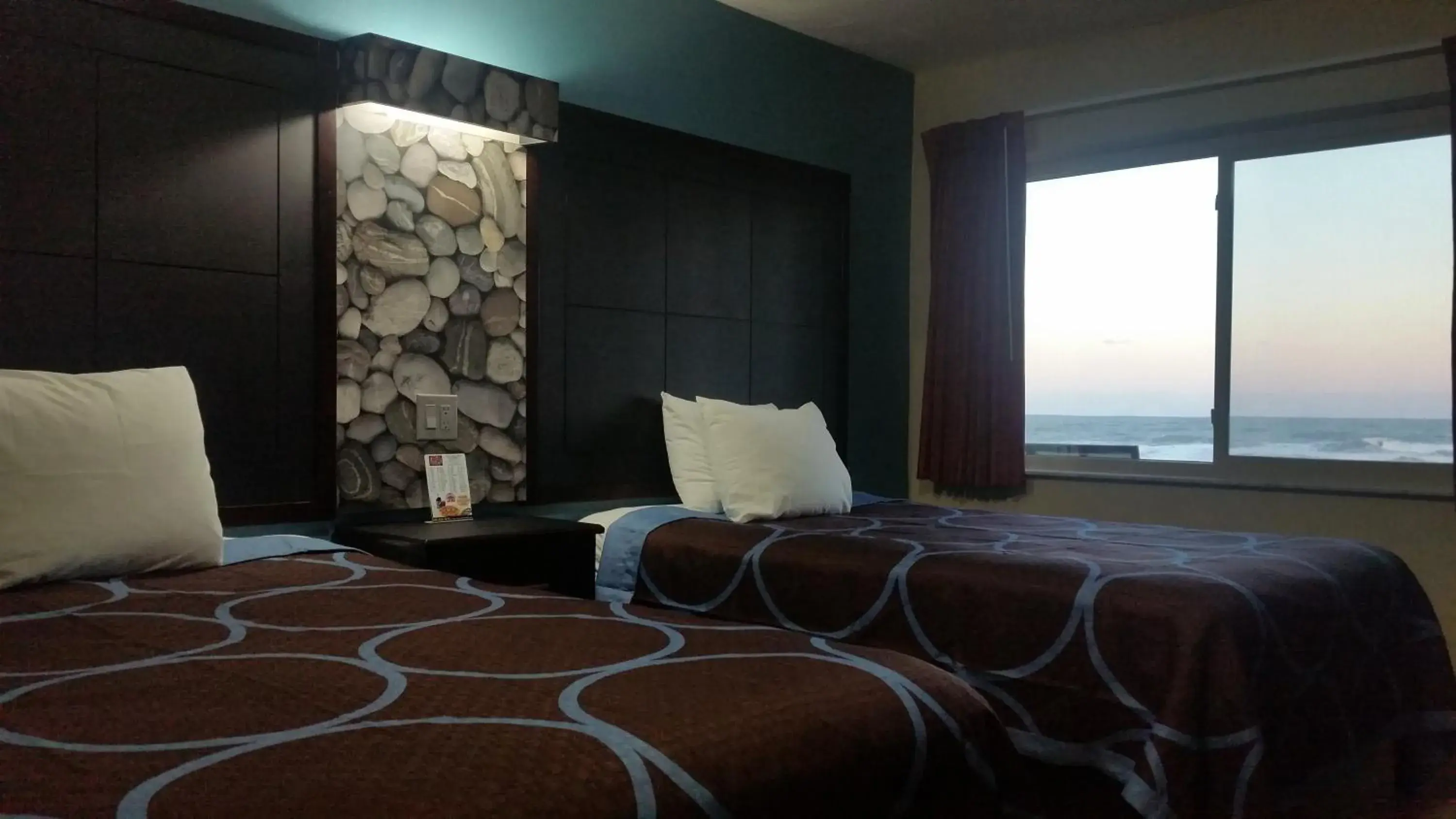 Bedroom, Bed in Driftwood Beach Motel Bedroom, Bed in Driftwood Beach Motel