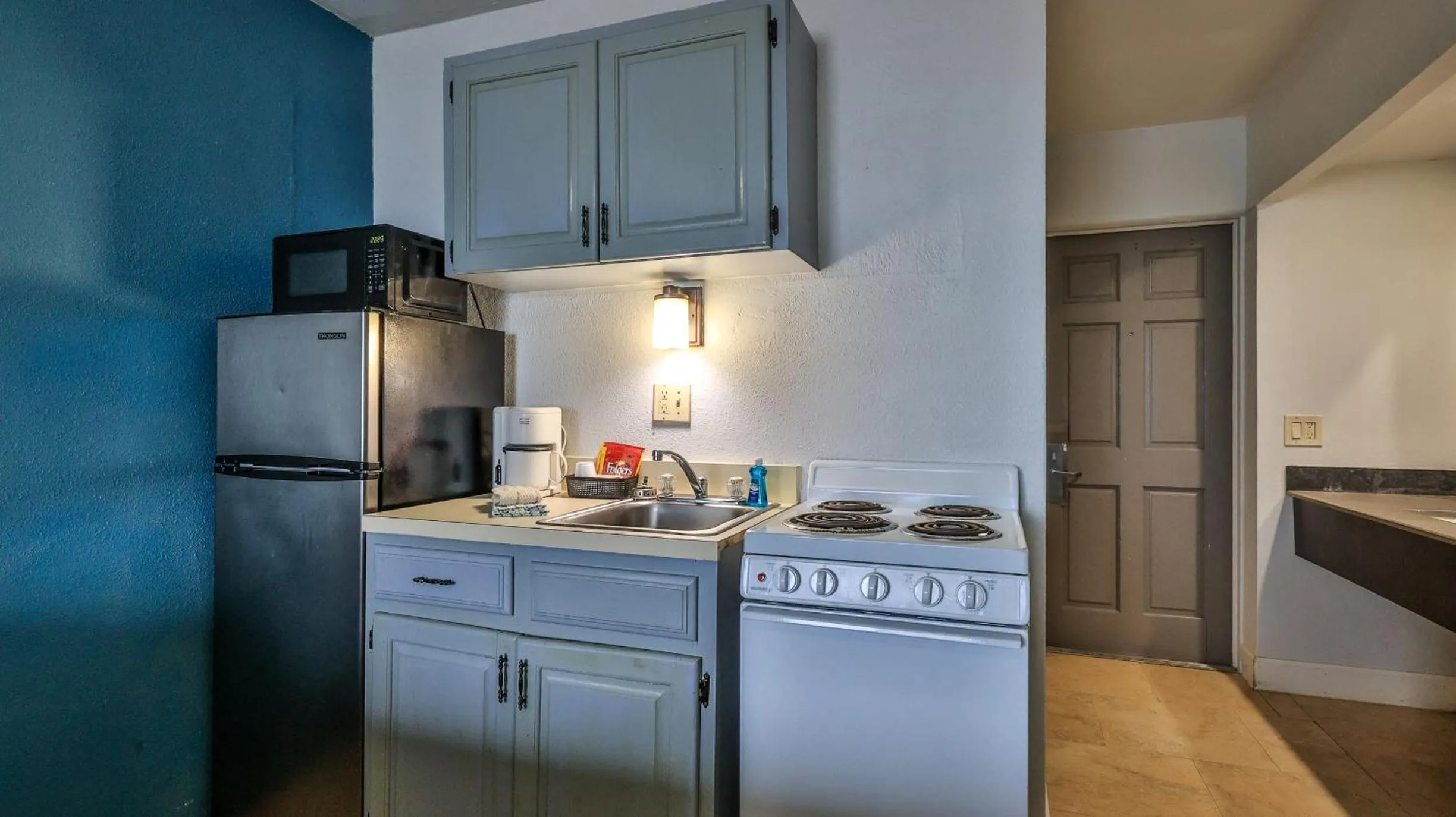 Kitchen or kitchenette in Driftwood Beach Motel