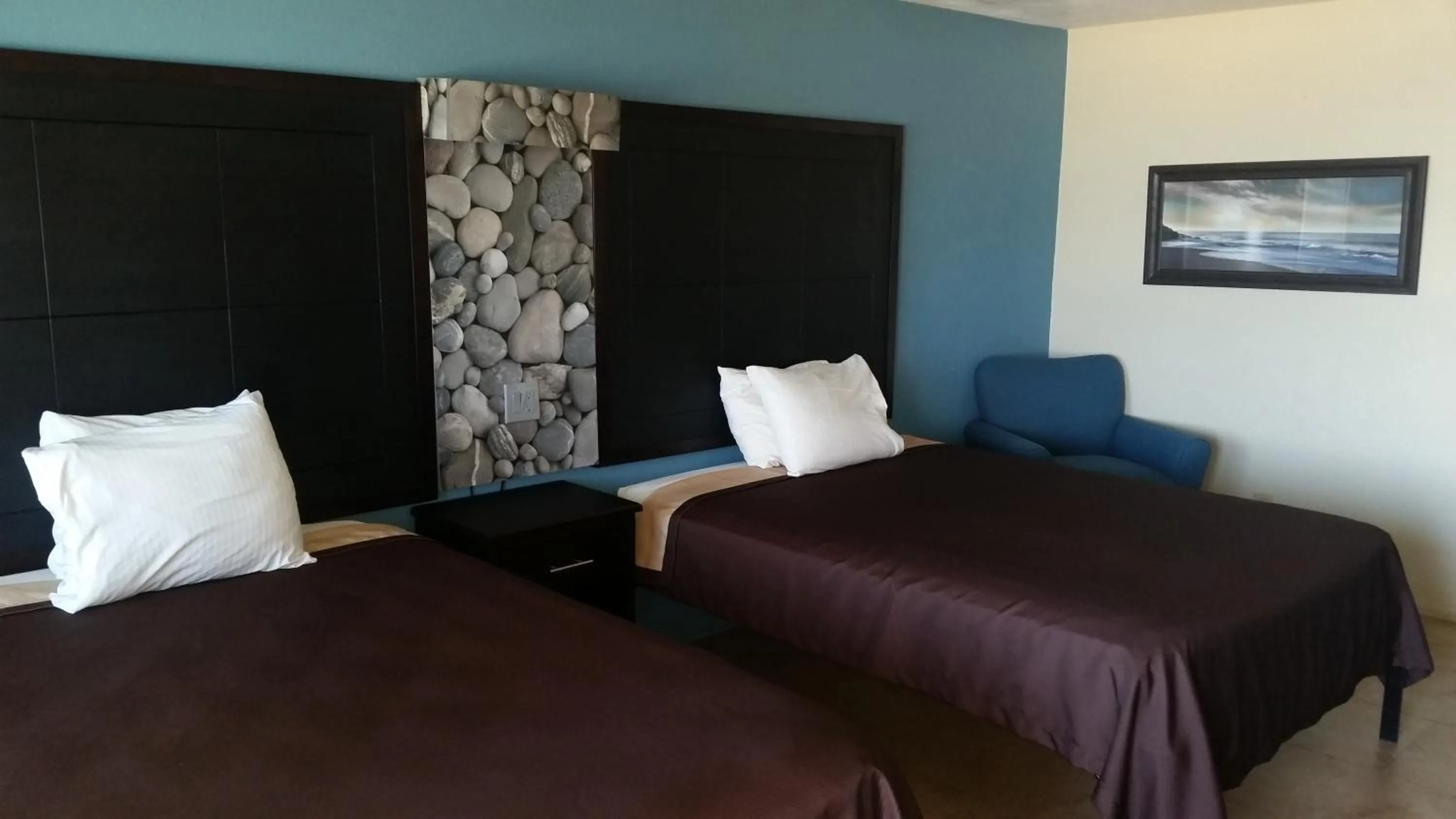 Bedroom, Bed in Driftwood Beach Motel