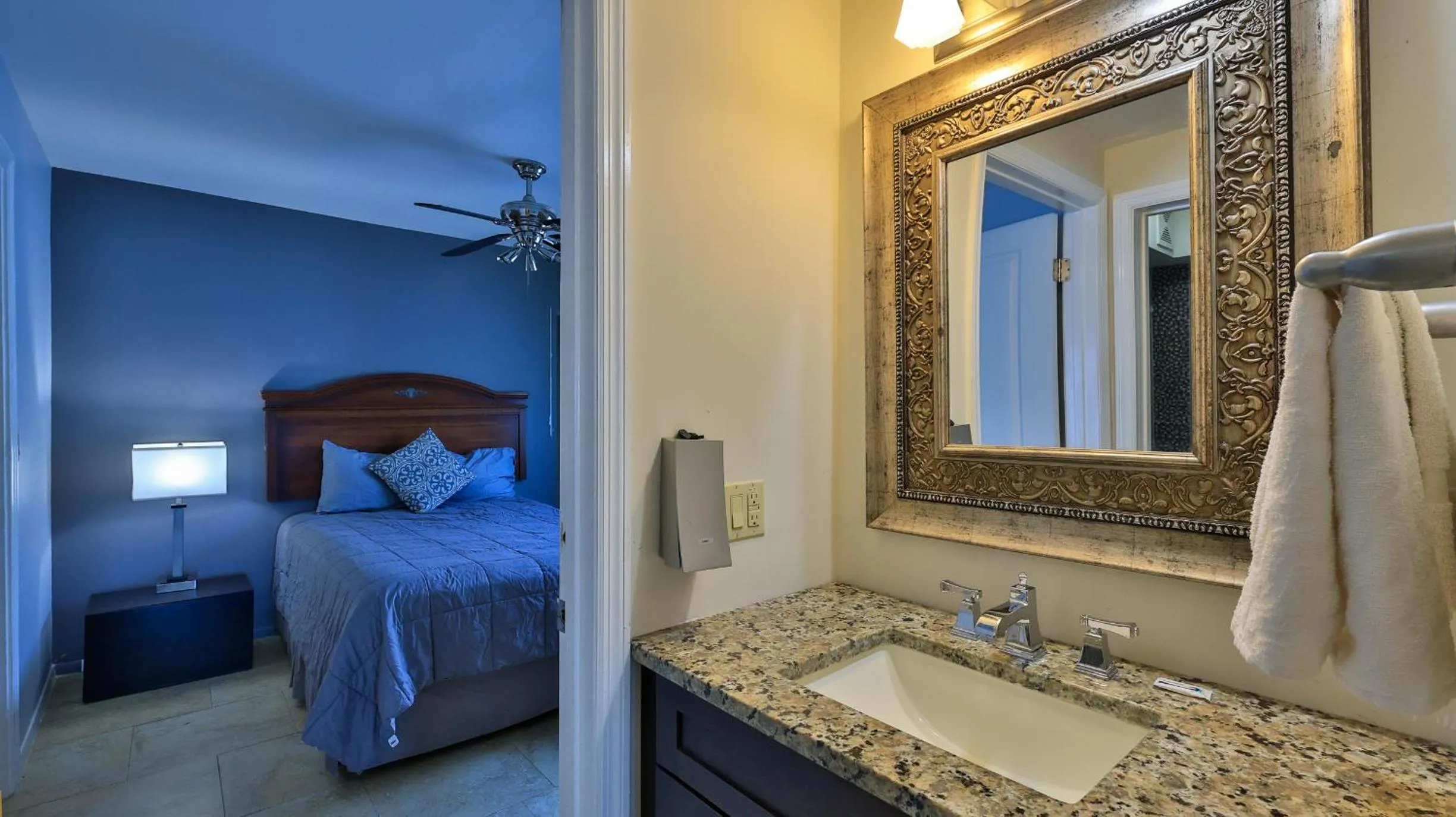 Bathroom, Bed in Driftwood Beach Motel