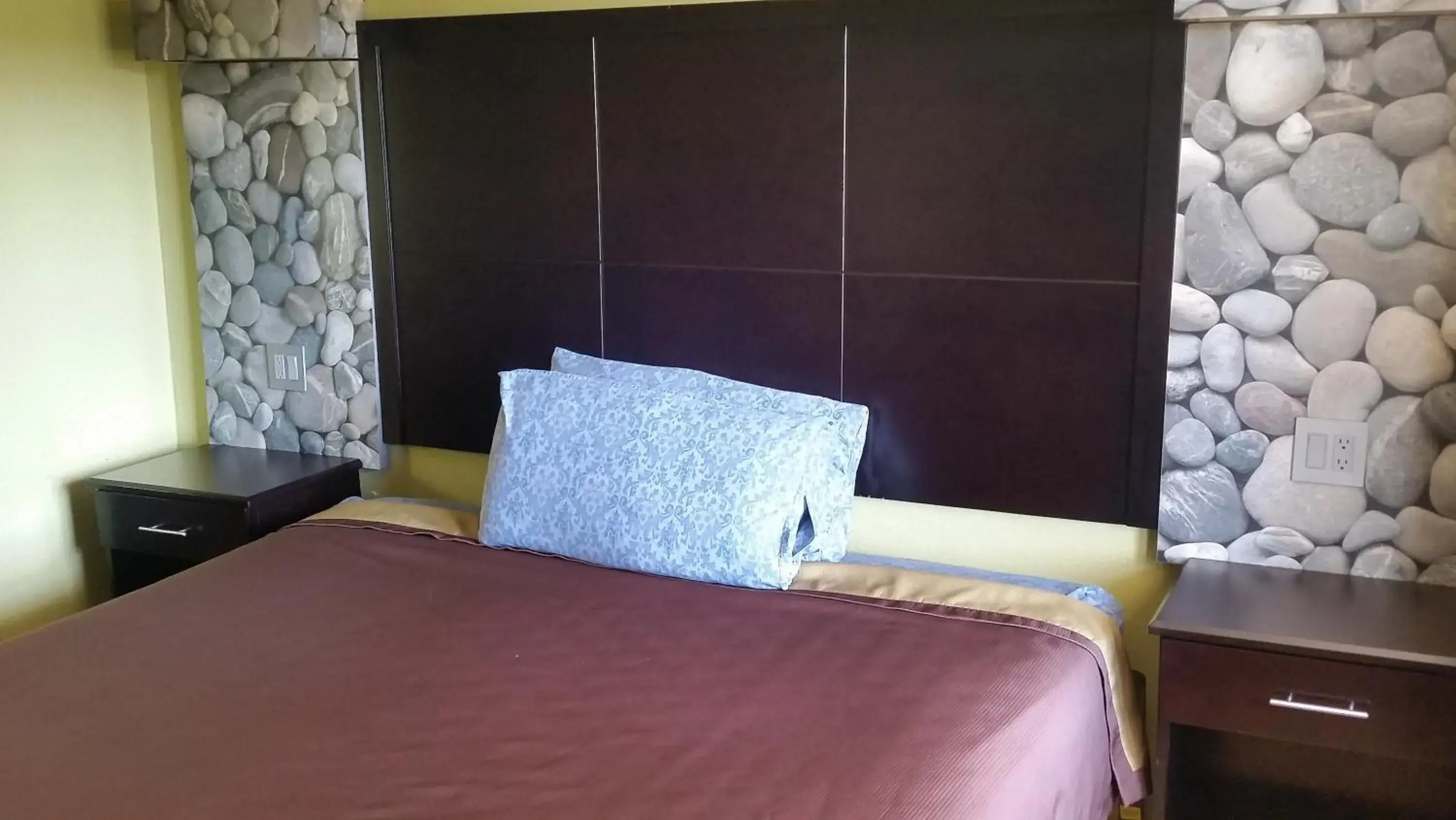 Bed in Driftwood Beach Motel Bed in Driftwood Beach Motel