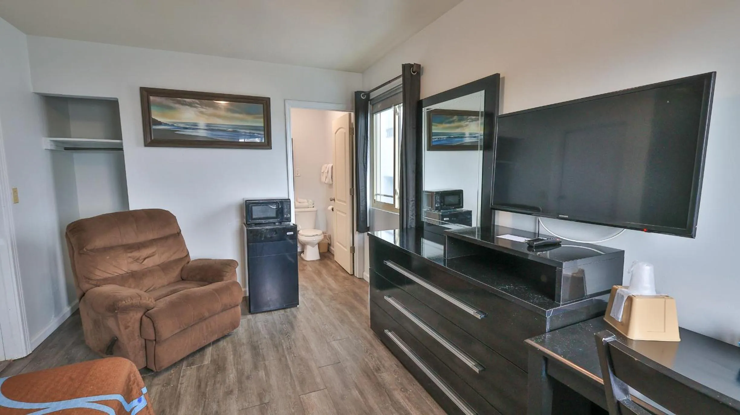 Photo of the whole room in Driftwood Beach Motel