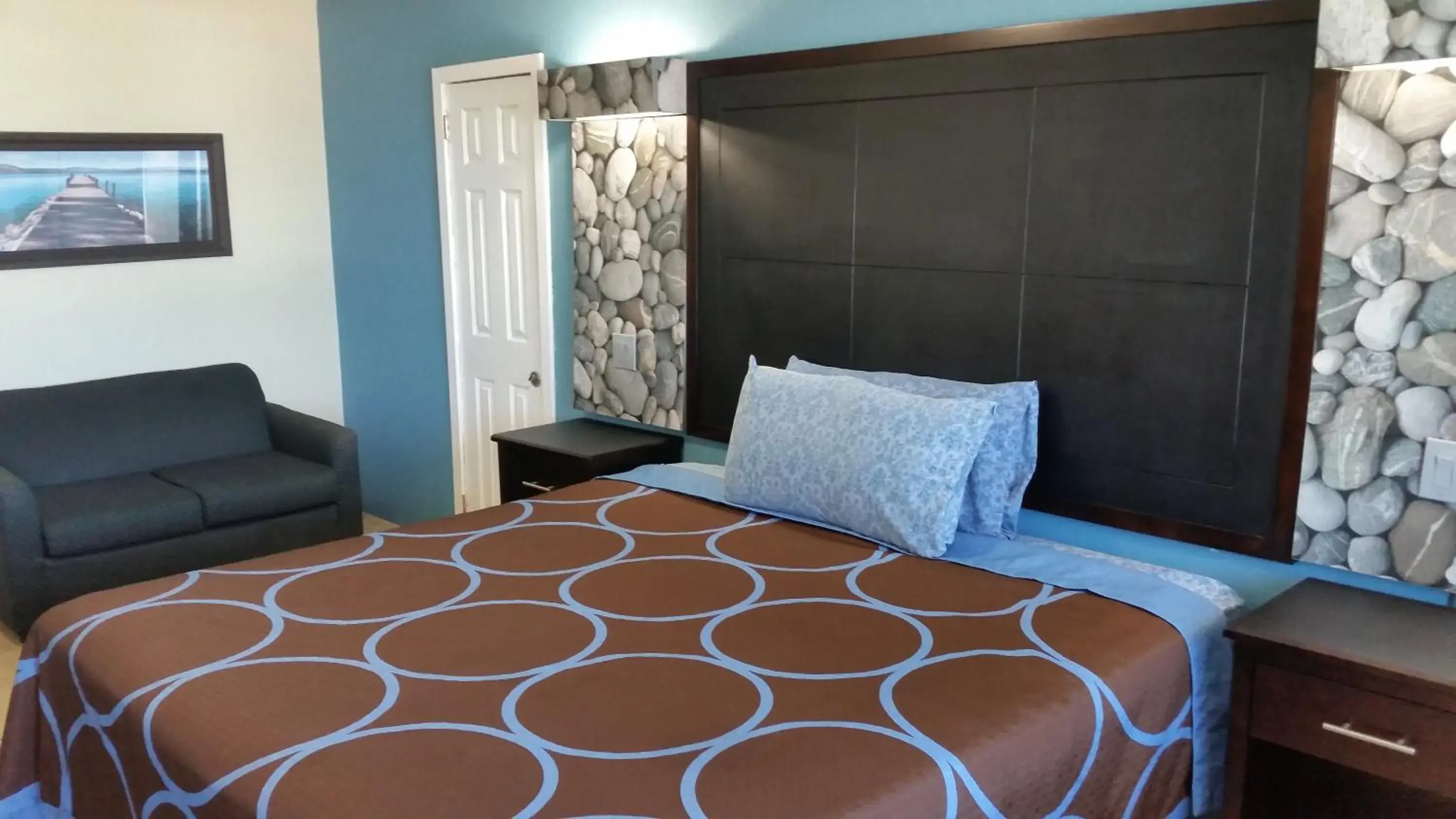 Bedroom, Bed in Driftwood Beach Motel Bedroom, Bed in Driftwood Beach Motel