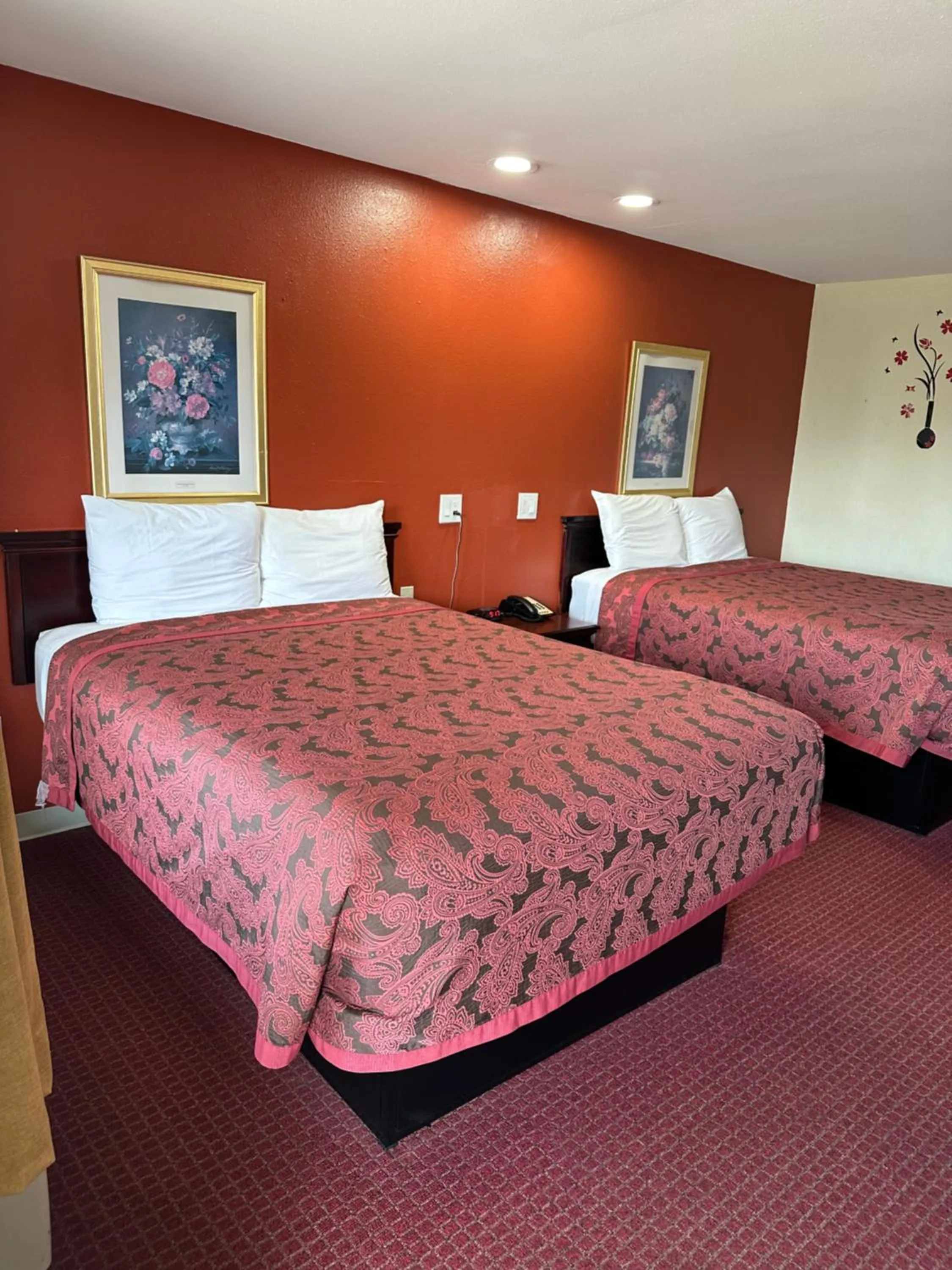 Bedroom, Bed in Western Plaza Inn