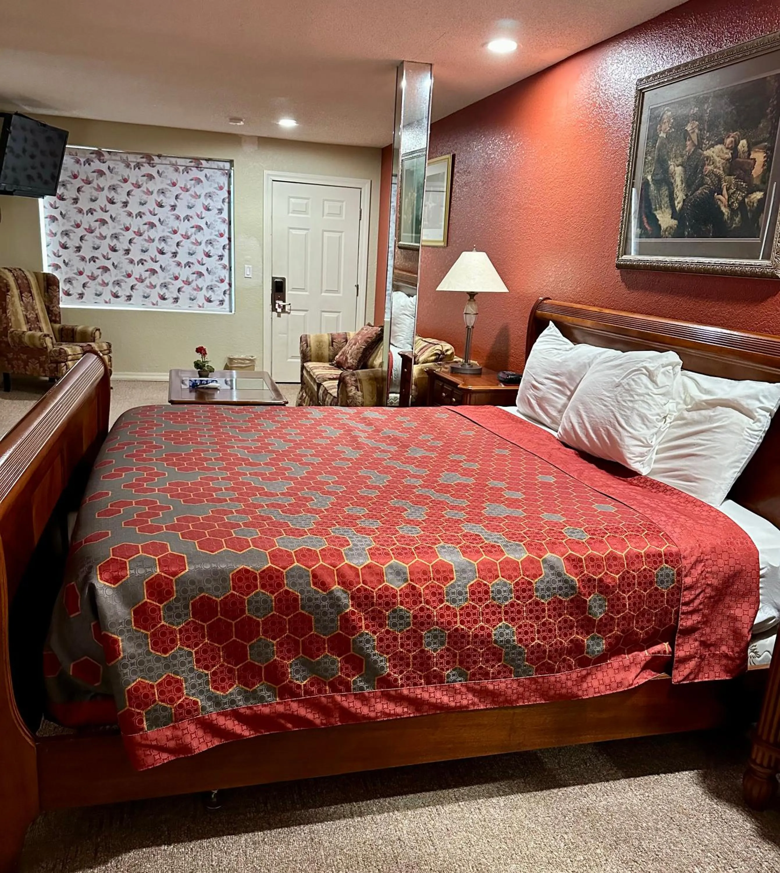 Photo of the whole room, Bed in Western Plaza Inn