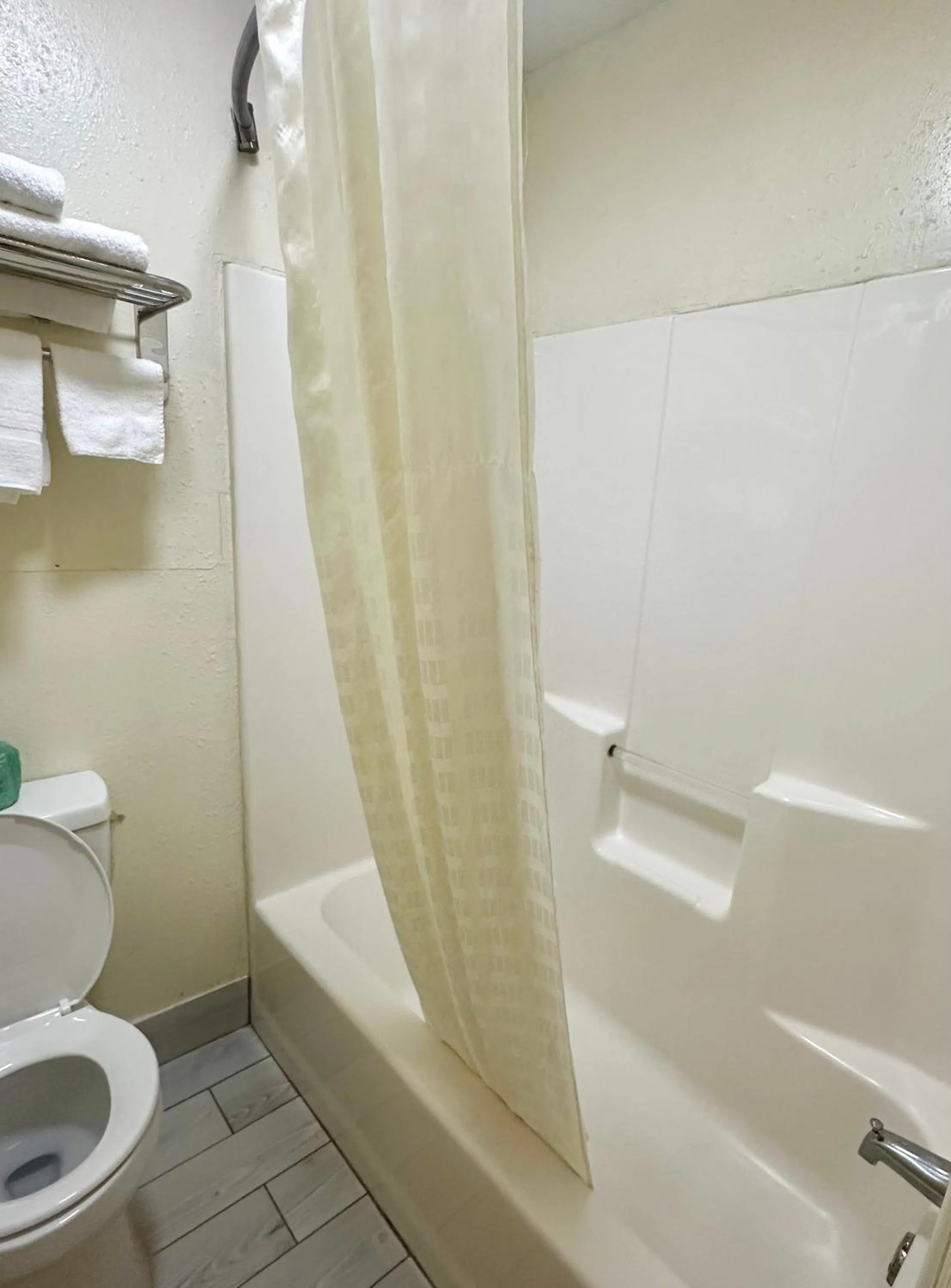 Bathroom in Western Plaza Inn