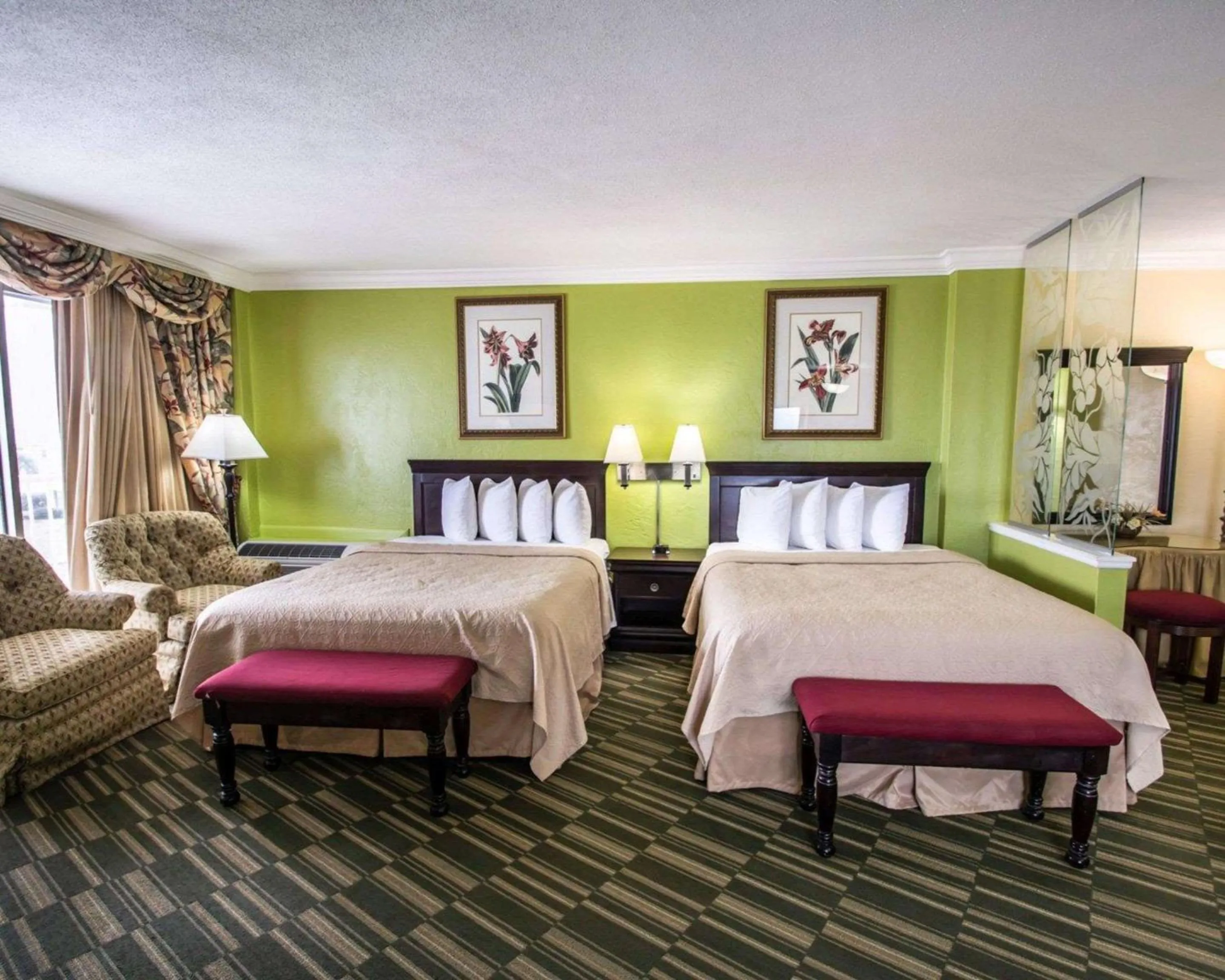 Photo of the whole room, Bed in Quality Inn Oceanfront